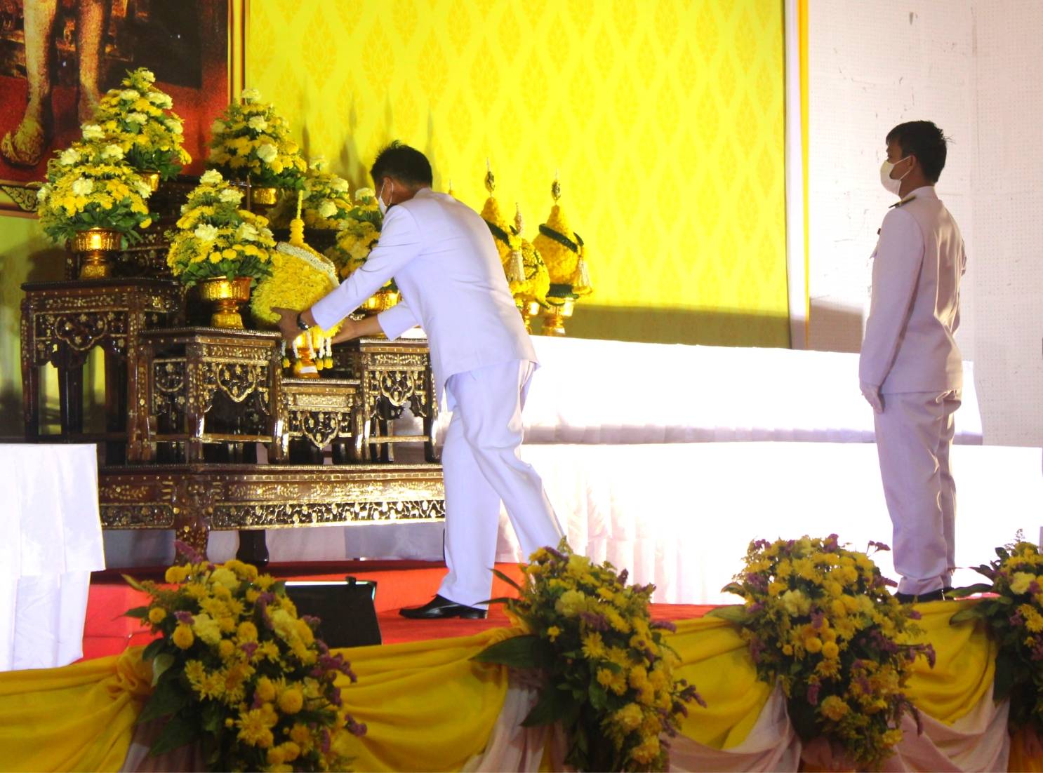 พช.หนองคาย เข้าร่วมพิธีวางพานพุ่มดอกไม้สด เนื่องในวันที่ระลึกพระบาทสมเด็จพระนั่งเกล้าเจ้าอยู่หัว พระมหาเจษฎาราชเจ้า ประจำปีพุทธศักราช ๒๕๖๔