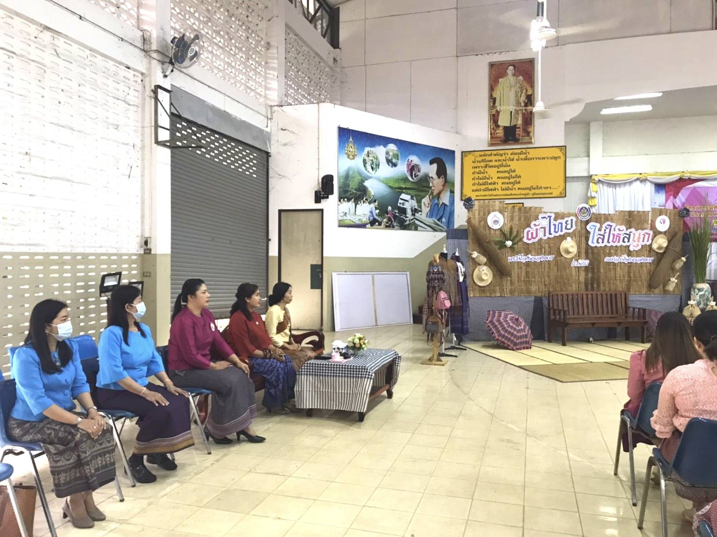 พช.หนองคาย ดำเนินโครงการรวมพลังสตรี “ผ้าไทย ใส่ให้สนุก ” และโครงการพัฒนาศักยภาพองค์กรสตรีด้านการทำหน้ากากผ้าต้านภัยโรคติดต่อ(ประเภทเงินอุดหนุน)