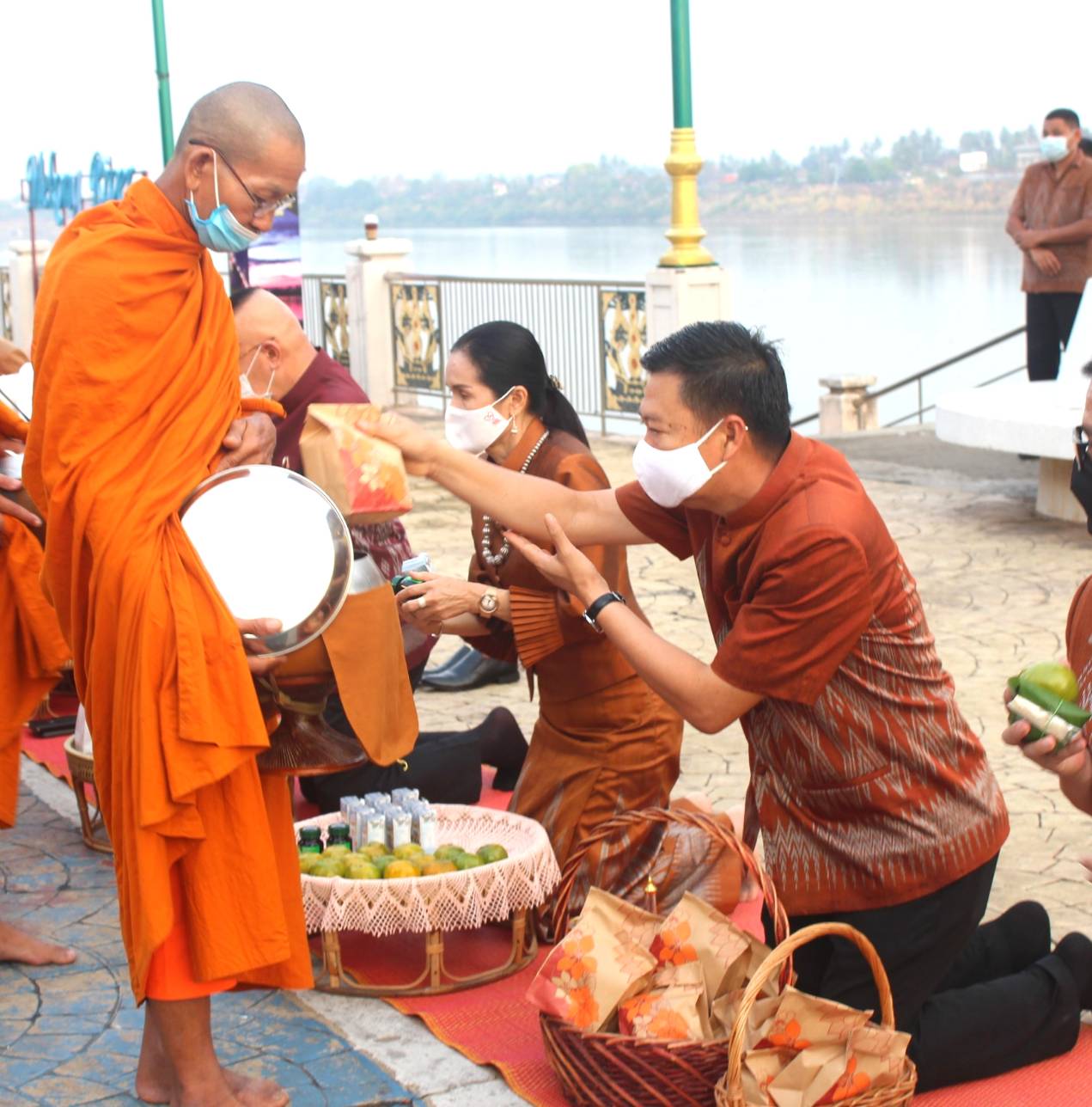 จังหวัดหนองคายจัดกิจกรรม”นุ่งผ้าหนองคาย ใส่บาตรริมโขง”โดยมีนายประเสริฐ ลือชาธนานนท์ ผู้ว่าราชการจังหวัดหนองคาย เป็นประธาน