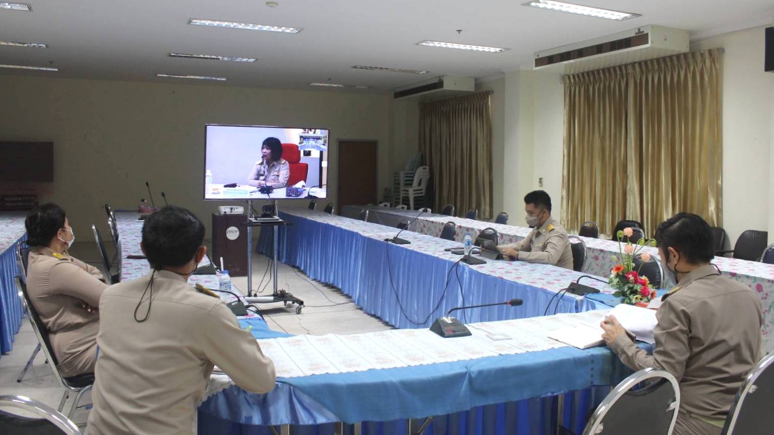พช.หนองคาย ร่วมรับฟังการประชุมชี้แจงแนวทางการดำเนินงานกิจกรรมแผนการปฏิบัติงานและแผนการใช้จ่ายงบประมาณ กรมการพัฒนาชุมชน โครงการเสริมสร้างความเข้มแข็งกองทุนชุมชนตามหลักธรรมาภิบาลและการเข้าถึงแหล่งทุน สำหรับไตรมาส 2 ผ่านระบบวิดีทัศน์ทางไกล (Video Conference)