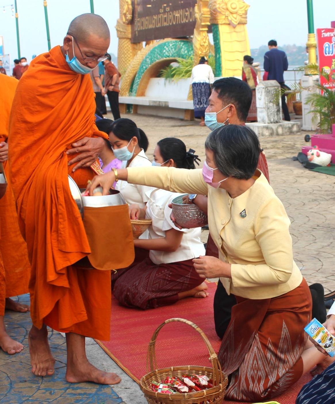 จังหวัดหนองคายจัดกิจกรรม”นุ่งผ้าหนองคาย ใส่บาตรริมโขง”โดยมีนายประเสริฐ ลือชาธนานนท์ ผู้ว่าราชการจังหวัดหนองคาย เป็นประธาน