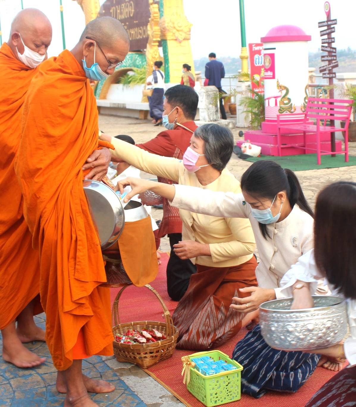 จังหวัดหนองคายจัดกิจกรรม”นุ่งผ้าหนองคาย ใส่บาตรริมโขง”โดยมีนายประเสริฐ ลือชาธนานนท์ ผู้ว่าราชการจังหวัดหนองคาย เป็นประธาน