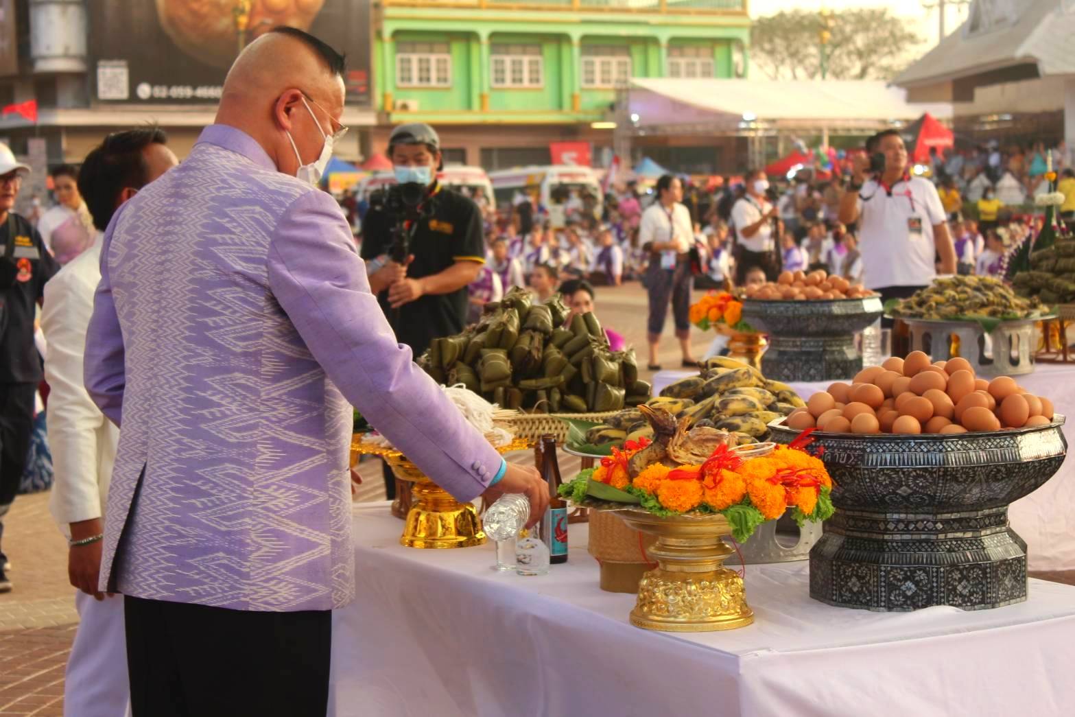 พช.หนองคาย จัดงาน แสดงและจำหน่ายผลิตภัณฑ์ OTOP จังหวัดหนองคาย ในงานฉลองอนุสาวรีย์ปราบฮ่อ ใต้ร่มพระบารมี 194 ปี เมืองหนองคาย และงานกาชาด จังหวัดหนองคาย พ.ศ. 2564
