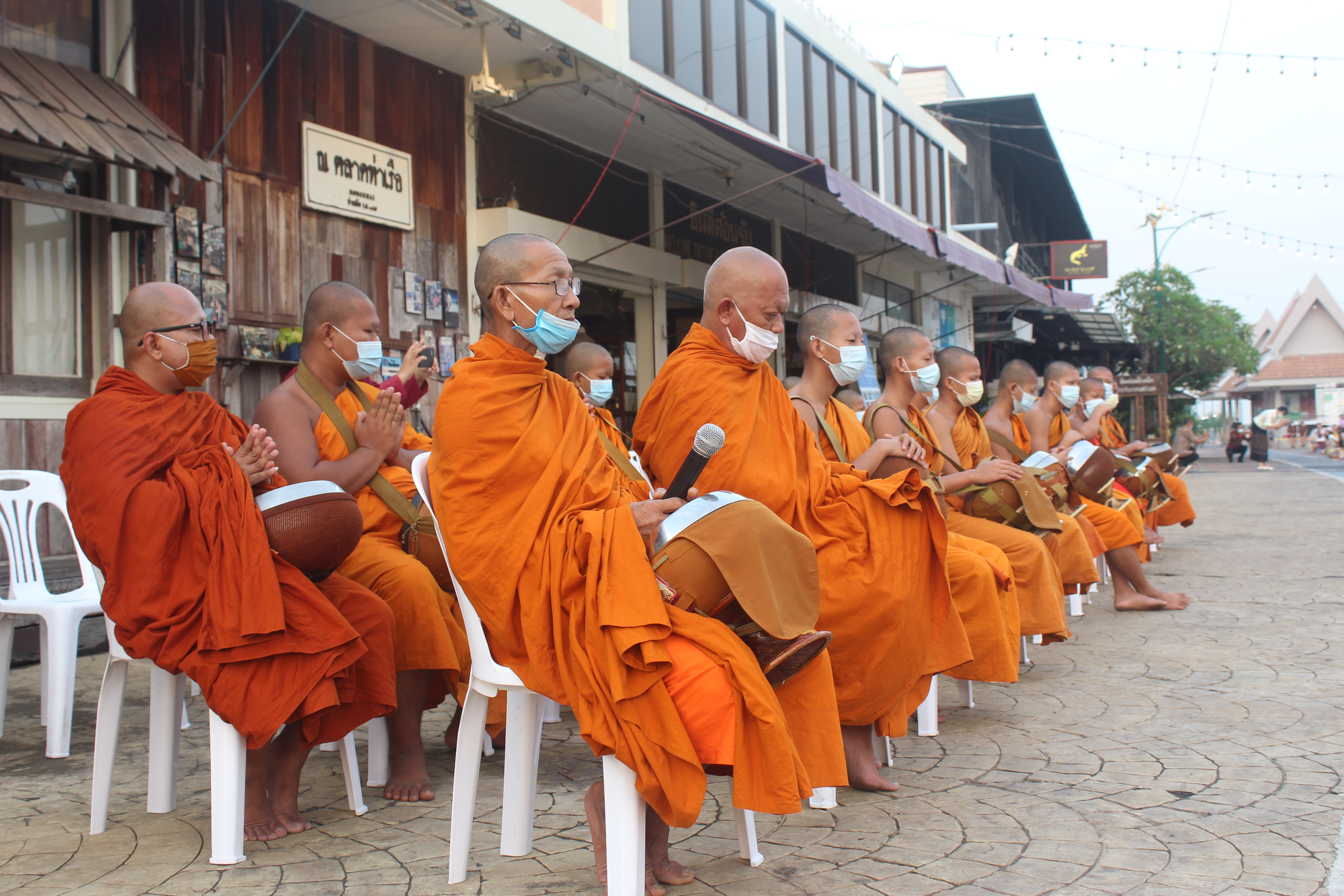 จังหวัดหนองคายจัดกิจกรรม”นุ่งผ้าหนองคาย ใส่บาตรริมโขง”โดยมีนายประเสริฐ ลือชาธนานนท์ ผู้ว่าราชการจังหวัดหนองคาย เป็นประธาน