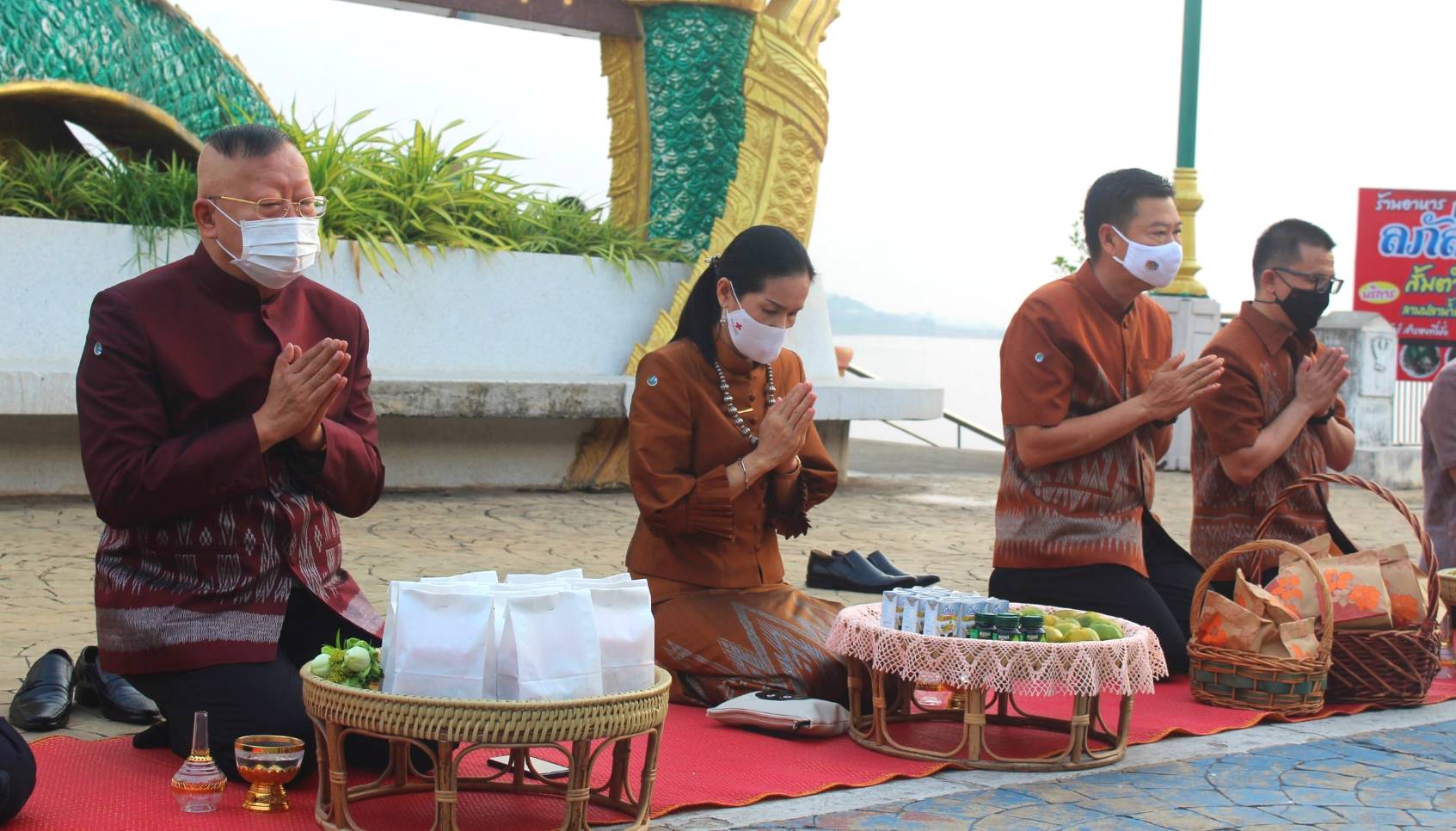 จังหวัดหนองคายจัดกิจกรรม”นุ่งผ้าหนองคาย ใส่บาตรริมโขง”โดยมีนายประเสริฐ ลือชาธนานนท์ ผู้ว่าราชการจังหวัดหนองคาย เป็นประธาน