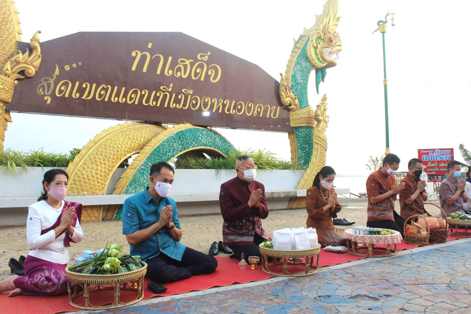 จังหวัดหนองคายจัดกิจกรรม”นุ่งผ้าหนองคาย ใส่บาตรริมโขง”โดยมีนายประเสริฐ ลือชาธนานนท์ ผู้ว่าราชการจังหวัดหนองคาย เป็นประธาน