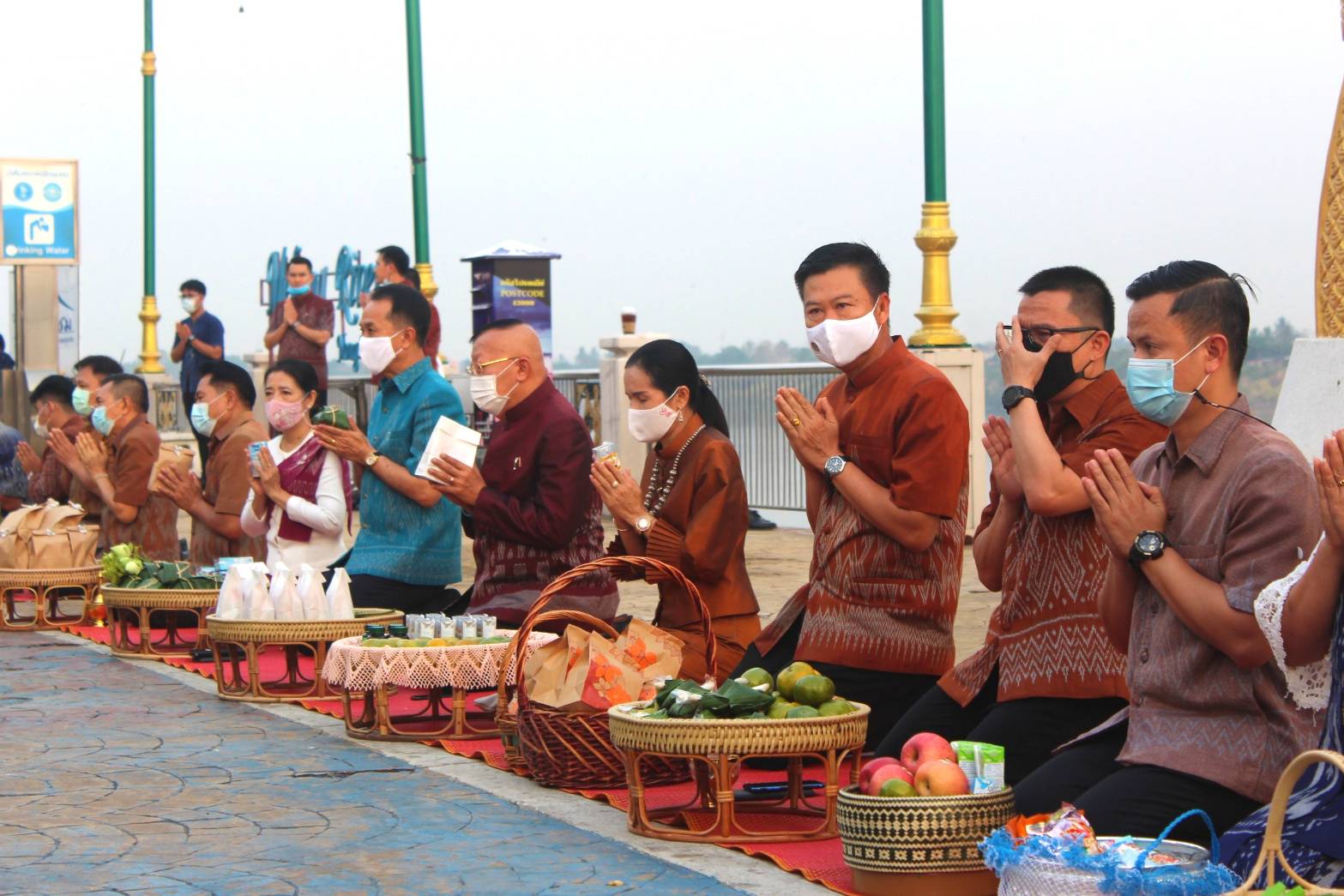 จังหวัดหนองคายจัดกิจกรรม”นุ่งผ้าหนองคาย ใส่บาตรริมโขง”โดยมีนายประเสริฐ ลือชาธนานนท์ ผู้ว่าราชการจังหวัดหนองคาย เป็นประธาน