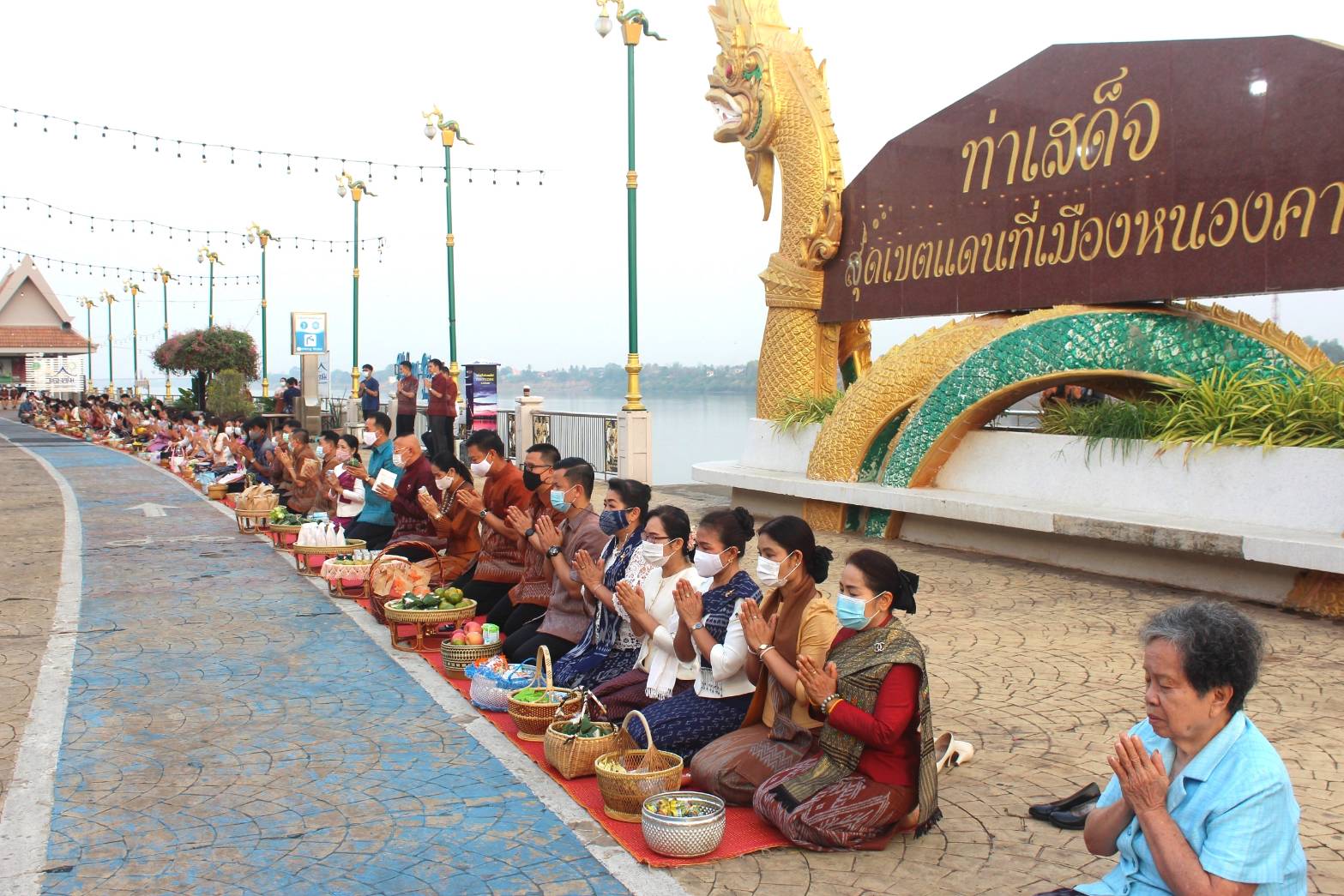 จังหวัดหนองคายจัดกิจกรรม”นุ่งผ้าหนองคาย ใส่บาตรริมโขง”โดยมีนายประเสริฐ ลือชาธนานนท์ ผู้ว่าราชการจังหวัดหนองคาย เป็นประธาน