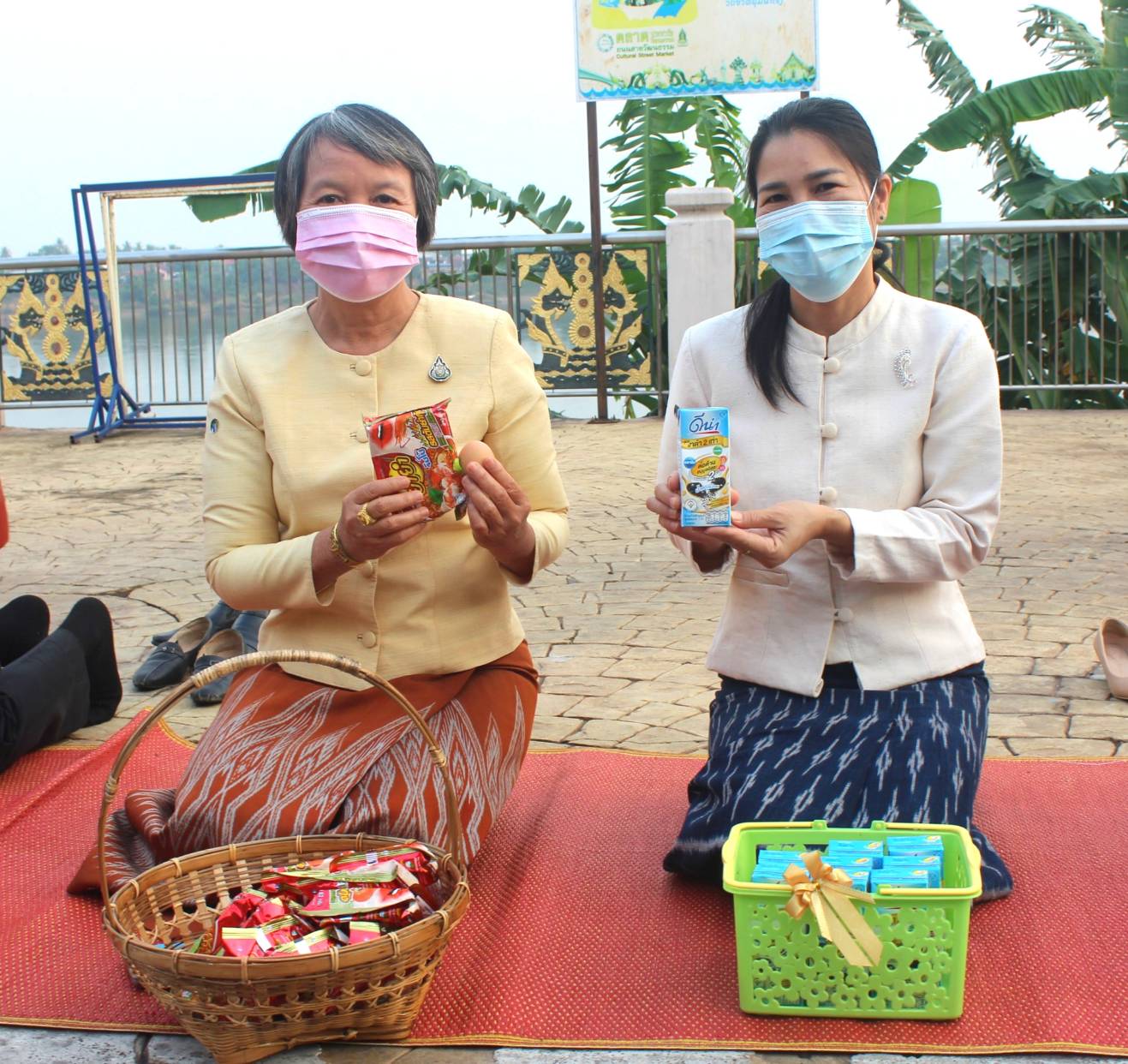 จังหวัดหนองคายจัดกิจกรรม”นุ่งผ้าหนองคาย ใส่บาตรริมโขง”โดยมีนายประเสริฐ ลือชาธนานนท์ ผู้ว่าราชการจังหวัดหนองคาย เป็นประธาน