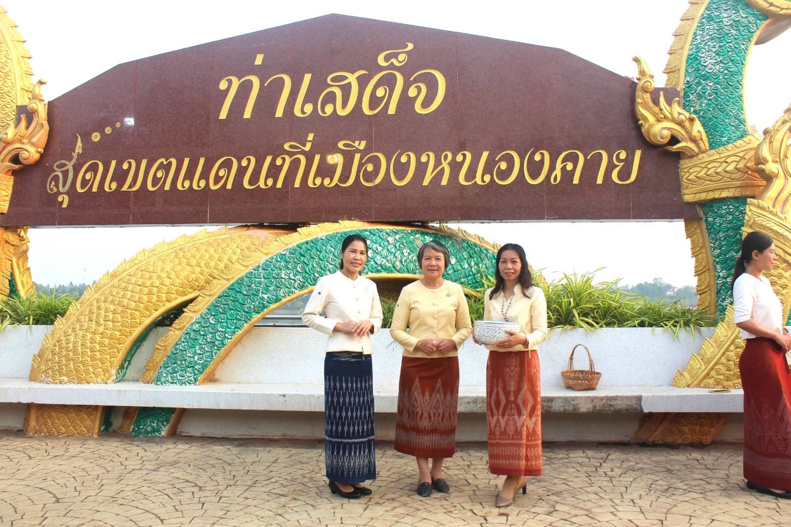 จังหวัดหนองคายจัดกิจกรรม”นุ่งผ้าหนองคาย ใส่บาตรริมโขง”โดยมีนายประเสริฐ ลือชาธนานนท์ ผู้ว่าราชการจังหวัดหนองคาย เป็นประธาน