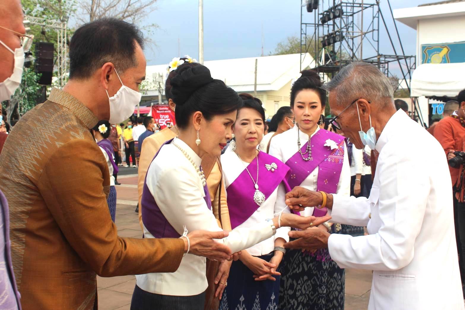 พช.หนองคาย จัดงาน แสดงและจำหน่ายผลิตภัณฑ์ OTOP จังหวัดหนองคาย ในงานฉลองอนุสาวรีย์ปราบฮ่อ ใต้ร่มพระบารมี 194 ปี เมืองหนองคาย และงานกาชาด จังหวัดหนองคาย พ.ศ. 2564