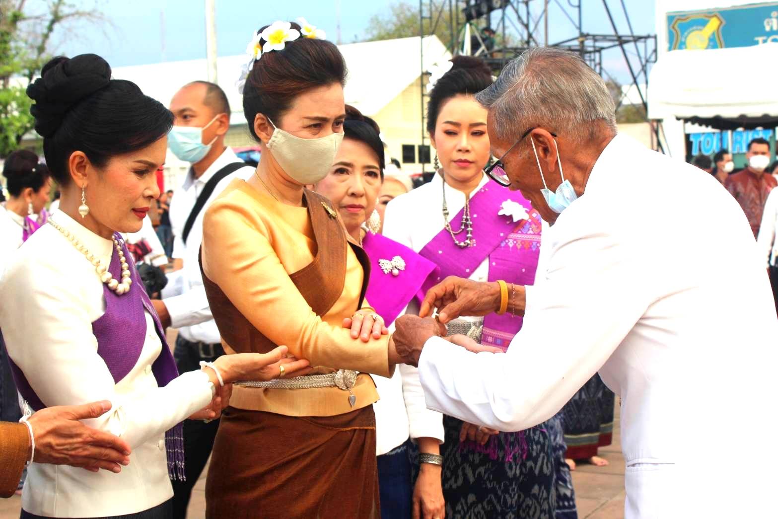 พช.หนองคาย จัดงาน แสดงและจำหน่ายผลิตภัณฑ์ OTOP จังหวัดหนองคาย ในงานฉลองอนุสาวรีย์ปราบฮ่อ ใต้ร่มพระบารมี 194 ปี เมืองหนองคาย และงานกาชาด จังหวัดหนองคาย พ.ศ. 2564