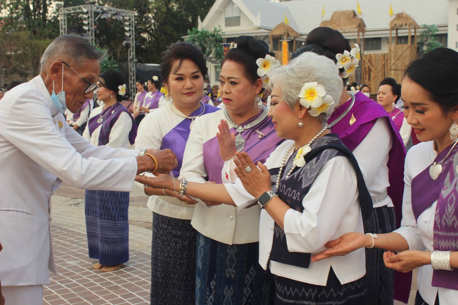 พช.หนองคาย จัดงาน แสดงและจำหน่ายผลิตภัณฑ์ OTOP จังหวัดหนองคาย ในงานฉลองอนุสาวรีย์ปราบฮ่อ ใต้ร่มพระบารมี 194 ปี เมืองหนองคาย และงานกาชาด จังหวัดหนองคาย พ.ศ. 2564