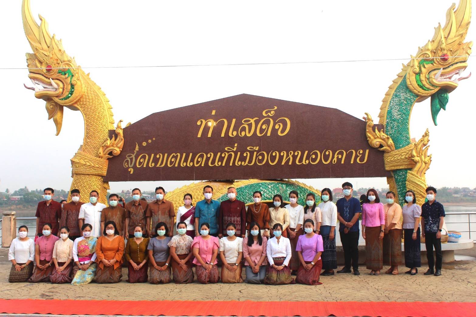 จังหวัดหนองคายจัดกิจกรรม”นุ่งผ้าหนองคาย ใส่บาตรริมโขง”โดยมีนายประเสริฐ ลือชาธนานนท์ ผู้ว่าราชการจังหวัดหนองคาย เป็นประธาน