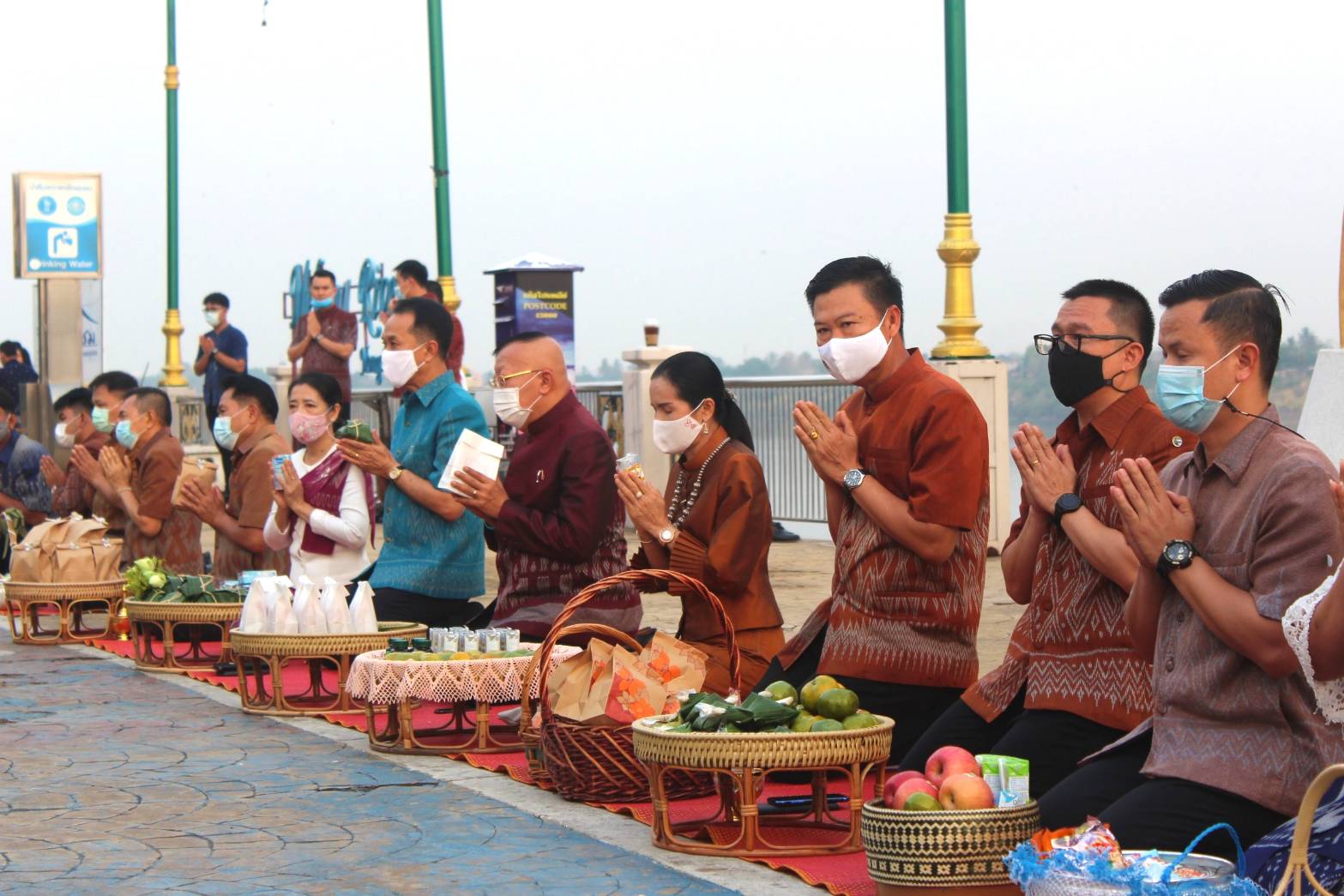 จังหวัดหนองคายจัดกิจกรรม”นุ่งผ้าหนองคาย ใส่บาตรริมโขง”โดยมีนายประเสริฐ ลือชาธนานนท์ ผู้ว่าราชการจังหวัดหนองคาย เป็นประธาน