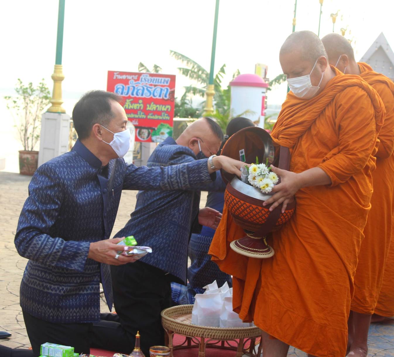 จังหวัดหนองคายจัดกิจกรรม”นุ่งผ้าหนองคาย ใส่บาตรริมโขง”โดยมีนายประเสริฐ ลือชาธนานนท์ ผู้ว่าราชการจังหวัดหนองคาย เป็นประธาน