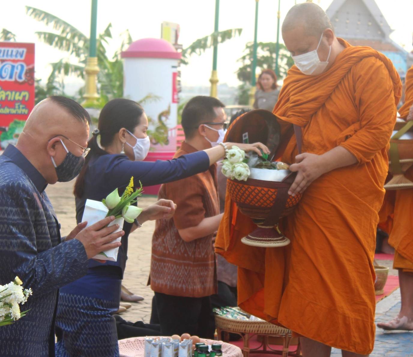 จังหวัดหนองคายจัดกิจกรรม”นุ่งผ้าหนองคาย ใส่บาตรริมโขง”โดยมีนายประเสริฐ ลือชาธนานนท์ ผู้ว่าราชการจังหวัดหนองคาย เป็นประธาน