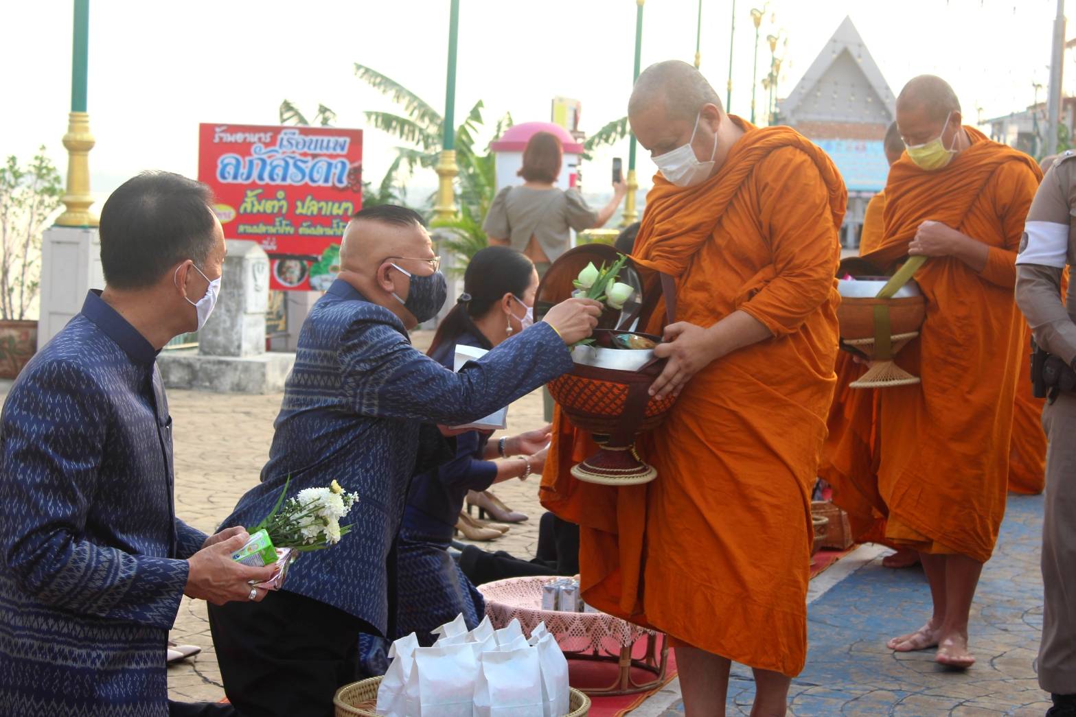 จังหวัดหนองคายจัดกิจกรรม”นุ่งผ้าหนองคาย ใส่บาตรริมโขง”โดยมีนายประเสริฐ ลือชาธนานนท์ ผู้ว่าราชการจังหวัดหนองคาย เป็นประธาน