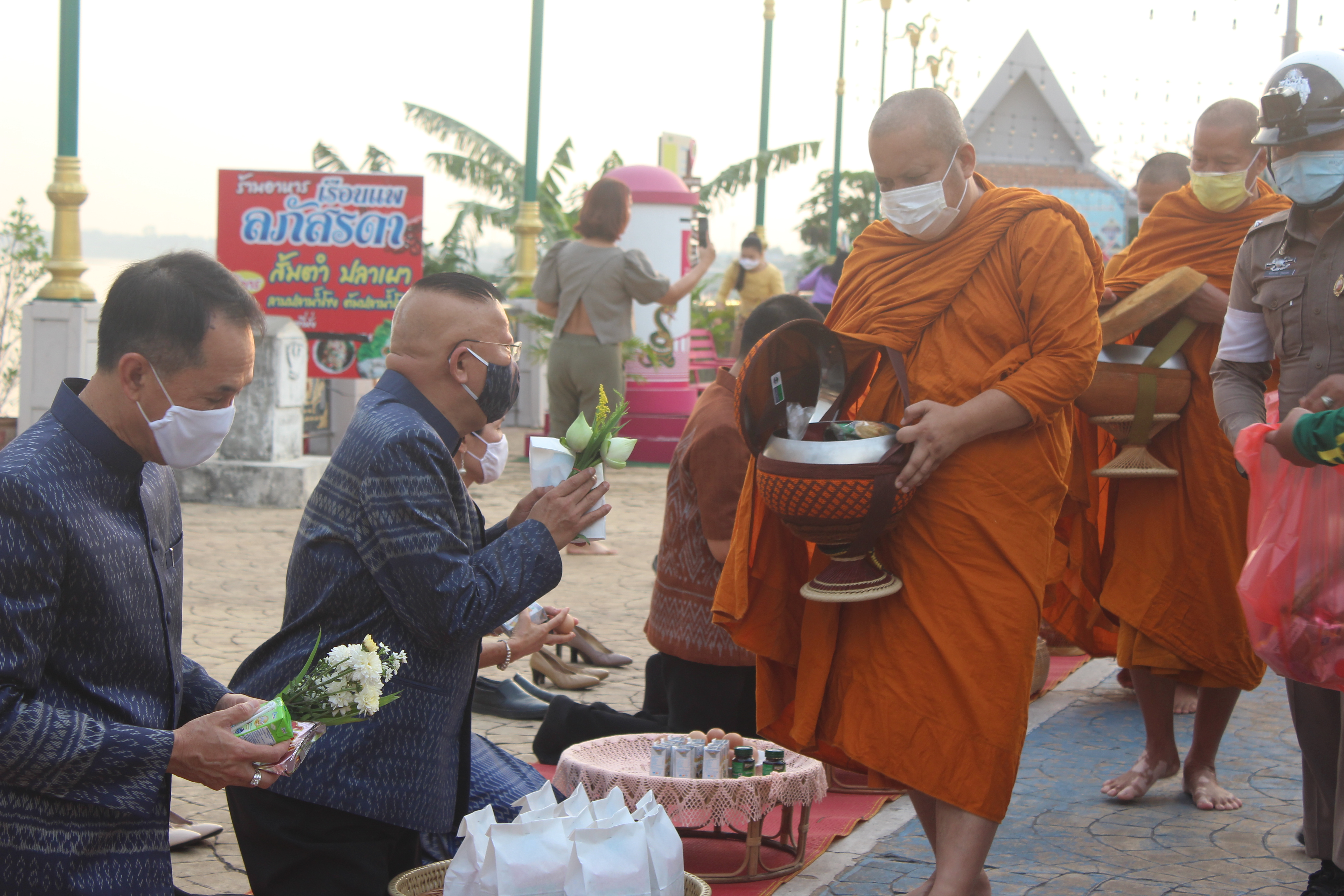 จังหวัดหนองคายจัดกิจกรรม”นุ่งผ้าหนองคาย ใส่บาตรริมโขง”โดยมีนายประเสริฐ ลือชาธนานนท์ ผู้ว่าราชการจังหวัดหนองคาย เป็นประธาน