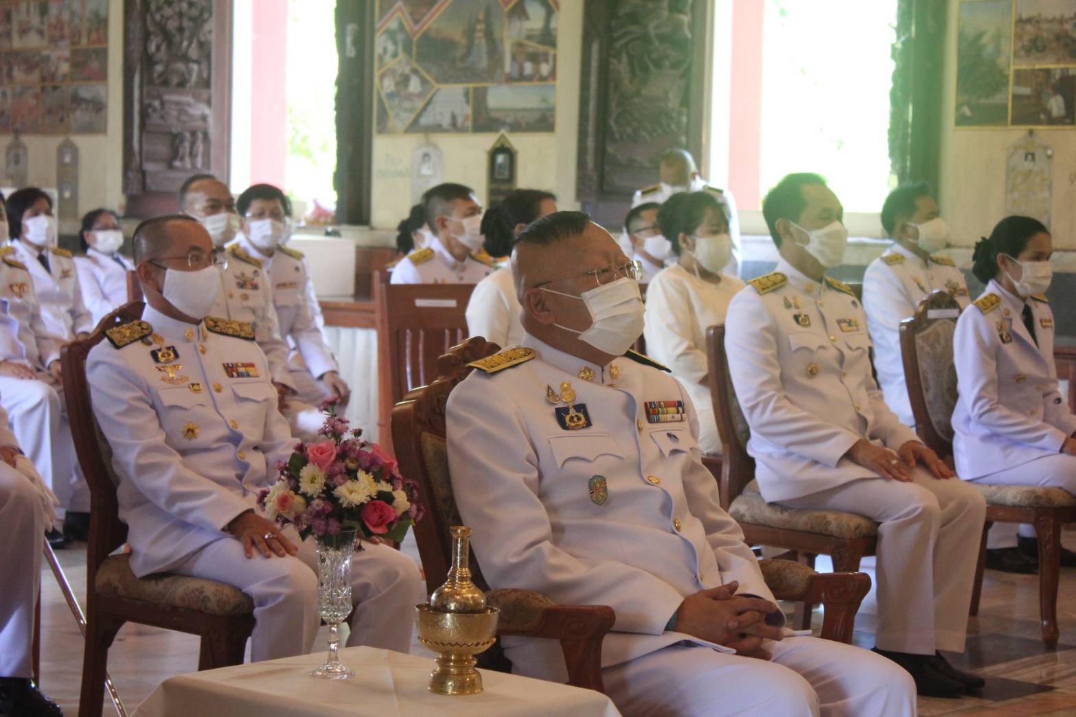 พัฒนาการจังหวัดหนองคาย ร่วมพิธีสรงน้ำพระราชทาน และห่มผ้าพระราชทานหลวงพ่อพระใส เนื่องในวันสงกรานต์ ประจำปี 2564 ณ วัดโพธิ์ชัย(พระอารามหลวง)     วันที่ 19 เมษายน 2564 เวลา 13.15 นาฬิกา ณ อุโบสถหลวงพ่อพระใส วัดโพธิ์ชัย(พระอารามหลวง)อำเภอเมือง จังหวัดหนองคาย นายประเสริฐ ลือชาธนานนท์ ผู้ว่าราชการจังหวัดหนองคาย เป็นประธานพิธีสรงน้ำพระราชทาน และห่มผ้าพระราชทานหลวงพ่อพระใส เนื่องในวันสงกรานต์ ประจำปี 2564 โดยมี รองผวจ.และหัวหน้าส่วนฯทุกภาคส่วนเข้าร่วมพิธิฯซึ่งถือปฏิบัติสืบทอดกันมาเป็นเวลาช้านานมาแล้ว โอกาสนี้ นายไพโรจน์ โสภาพร พัฒนาการจังหวัดได้เข้าร่วมพิธีฯ และกราบสักการะองค์หลวงพ่อพระใส ไปพร้อมกับหัวหน้าส่วนราชการของจังหวัดฯในครั้งด้วย   สำหรับ พิธีสรงน้ำพระราชทาน และห่มผ้าพระราชทานหลวงพ่อพระใส เนื่องในวันสงกรานต์ในครั้งนี้ สมเด็จพระกนิษฐาธิราชเจ้า กรมสมเด็จพระเทพรัตน ราชสุดาฯ สยามบรมราชกุมารี ได้พระราชทานให้กับผู้ว่าราชการจังหวัดหนองคายเป็นผู้รับไปปฏิบัติ ด้วยความปลื้มปิติยินดีของชาวจังหวัดหนองคาย