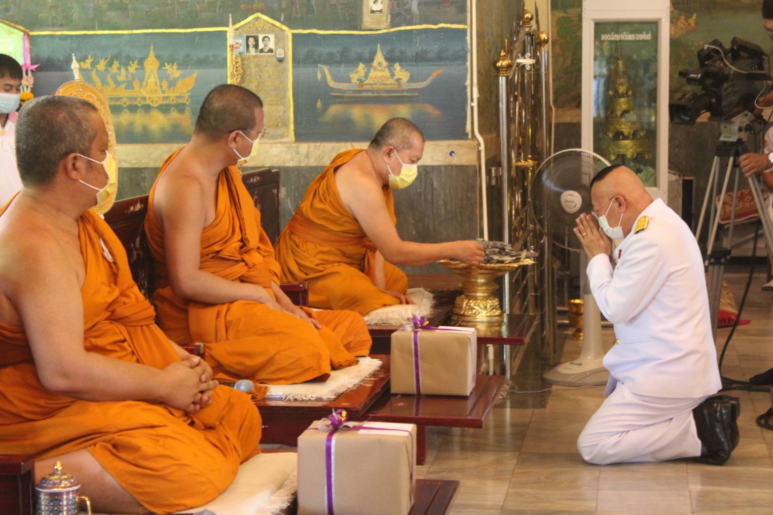 พัฒนาการจังหวัดหนองคาย ร่วมพิธีสรงน้ำพระราชทาน และห่มผ้าพระราชทานหลวงพ่อพระใส เนื่องในวันสงกรานต์ ประจำปี 2564 ณ วัดโพธิ์ชัย(พระอารามหลวง)     วันที่ 19 เมษายน 2564 เวลา 13.15 นาฬิกา ณ อุโบสถหลวงพ่อพระใส วัดโพธิ์ชัย(พระอารามหลวง)อำเภอเมือง จังหวัดหนองคาย นายประเสริฐ ลือชาธนานนท์ ผู้ว่าราชการจังหวัดหนองคาย เป็นประธานพิธีสรงน้ำพระราชทาน และห่มผ้าพระราชทานหลวงพ่อพระใส เนื่องในวันสงกรานต์ ประจำปี 2564 โดยมี รองผวจ.และหัวหน้าส่วนฯทุกภาคส่วนเข้าร่วมพิธิฯซึ่งถือปฏิบัติสืบทอดกันมาเป็นเวลาช้านานมาแล้ว โอกาสนี้ นายไพโรจน์ โสภาพร พัฒนาการจังหวัดได้เข้าร่วมพิธีฯ และกราบสักการะองค์หลวงพ่อพระใส ไปพร้อมกับหัวหน้าส่วนราชการของจังหวัดฯในครั้งด้วย   สำหรับ พิธีสรงน้ำพระราชทาน และห่มผ้าพระราชทานหลวงพ่อพระใส เนื่องในวันสงกรานต์ในครั้งนี้ สมเด็จพระกนิษฐาธิราชเจ้า กรมสมเด็จพระเทพรัตน ราชสุดาฯ สยามบรมราชกุมารี ได้พระราชทานให้กับผู้ว่าราชการจังหวัดหนองคายเป็นผู้รับไปปฏิบัติ ด้วยความปลื้มปิติยินดีของชาวจังหวัดหนองคาย