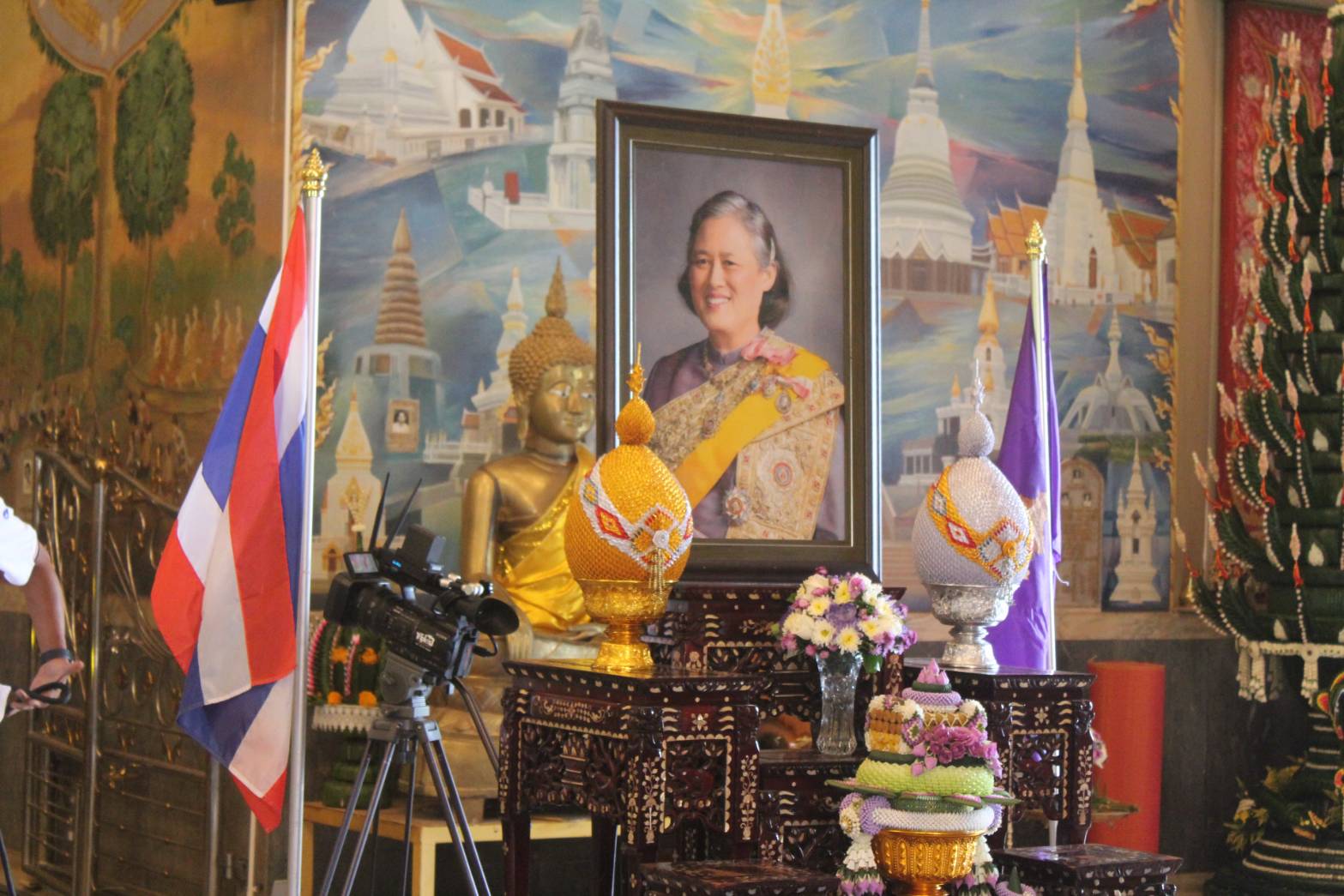 พัฒนาการจังหวัดหนองคาย ร่วมพิธีสรงน้ำพระราชทาน และห่มผ้าพระราชทานหลวงพ่อพระใส เนื่องในวันสงกรานต์ ประจำปี 2564 ณ วัดโพธิ์ชัย(พระอารามหลวง)     วันที่ 19 เมษายน 2564 เวลา 13.15 นาฬิกา ณ อุโบสถหลวงพ่อพระใส วัดโพธิ์ชัย(พระอารามหลวง)อำเภอเมือง จังหวัดหนองคาย นายประเสริฐ ลือชาธนานนท์ ผู้ว่าราชการจังหวัดหนองคาย เป็นประธานพิธีสรงน้ำพระราชทาน และห่มผ้าพระราชทานหลวงพ่อพระใส เนื่องในวันสงกรานต์ ประจำปี 2564 โดยมี รองผวจ.และหัวหน้าส่วนฯทุกภาคส่วนเข้าร่วมพิธิฯซึ่งถือปฏิบัติสืบทอดกันมาเป็นเวลาช้านานมาแล้ว โอกาสนี้ นายไพโรจน์ โสภาพร พัฒนาการจังหวัดได้เข้าร่วมพิธีฯ และกราบสักการะองค์หลวงพ่อพระใส ไปพร้อมกับหัวหน้าส่วนราชการของจังหวัดฯในครั้งด้วย   สำหรับ พิธีสรงน้ำพระราชทาน และห่มผ้าพระราชทานหลวงพ่อพระใส เนื่องในวันสงกรานต์ในครั้งนี้ สมเด็จพระกนิษฐาธิราชเจ้า กรมสมเด็จพระเทพรัตน ราชสุดาฯ สยามบรมราชกุมารี ได้พระราชทานให้กับผู้ว่าราชการจังหวัดหนองคายเป็นผู้รับไปปฏิบัติ ด้วยความปลื้มปิติยินดีของชาวจังหวัดหนองคาย