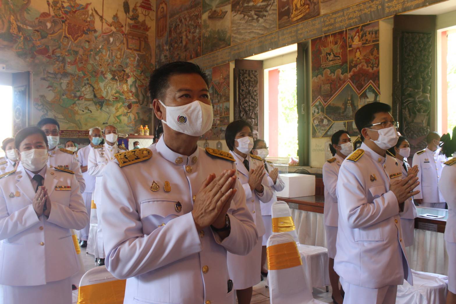 พัฒนาการจังหวัดหนองคาย ร่วมพิธีสรงน้ำพระราชทาน และห่มผ้าพระราชทานหลวงพ่อพระใส เนื่องในวันสงกรานต์ ประจำปี 2564 ณ วัดโพธิ์ชัย(พระอารามหลวง)     วันที่ 19 เมษายน 2564 เวลา 13.15 นาฬิกา ณ อุโบสถหลวงพ่อพระใส วัดโพธิ์ชัย(พระอารามหลวง)อำเภอเมือง จังหวัดหนองคาย นายประเสริฐ ลือชาธนานนท์ ผู้ว่าราชการจังหวัดหนองคาย เป็นประธานพิธีสรงน้ำพระราชทาน และห่มผ้าพระราชทานหลวงพ่อพระใส เนื่องในวันสงกรานต์ ประจำปี 2564 โดยมี รองผวจ.และหัวหน้าส่วนฯทุกภาคส่วนเข้าร่วมพิธิฯซึ่งถือปฏิบัติสืบทอดกันมาเป็นเวลาช้านานมาแล้ว โอกาสนี้ นายไพโรจน์ โสภาพร พัฒนาการจังหวัดได้เข้าร่วมพิธีฯ และกราบสักการะองค์หลวงพ่อพระใส ไปพร้อมกับหัวหน้าส่วนราชการของจังหวัดฯในครั้งด้วย   สำหรับ พิธีสรงน้ำพระราชทาน และห่มผ้าพระราชทานหลวงพ่อพระใส เนื่องในวันสงกรานต์ในครั้งนี้ สมเด็จพระกนิษฐาธิราชเจ้า กรมสมเด็จพระเทพรัตน ราชสุดาฯ สยามบรมราชกุมารี ได้พระราชทานให้กับผู้ว่าราชการจังหวัดหนองคายเป็นผู้รับไปปฏิบัติ ด้วยความปลื้มปิติยินดีของชาวจังหวัดหนองคาย