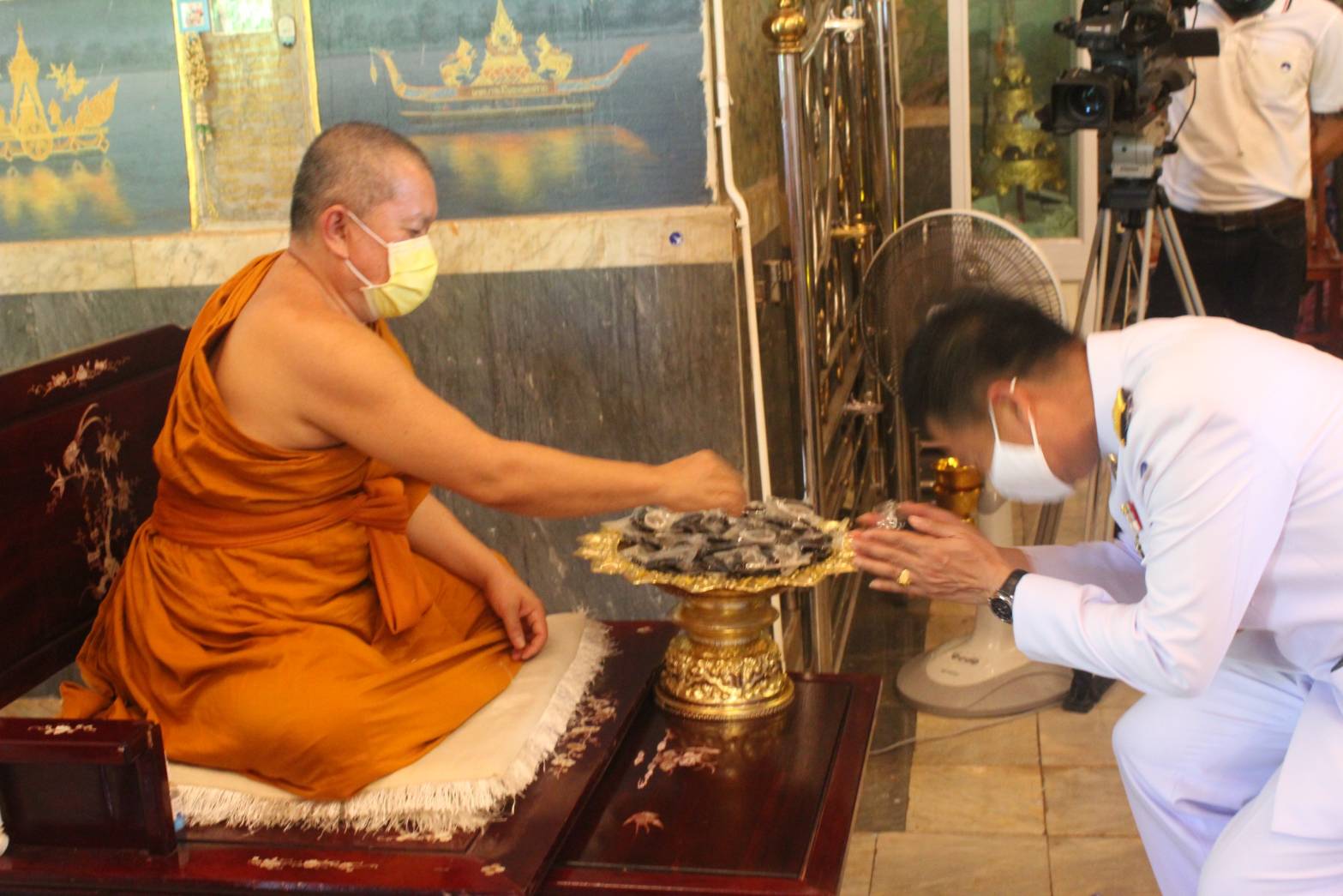 พัฒนาการจังหวัดหนองคาย ร่วมพิธีสรงน้ำพระราชทาน และห่มผ้าพระราชทานหลวงพ่อพระใส เนื่องในวันสงกรานต์ ประจำปี 2564 ณ วัดโพธิ์ชัย(พระอารามหลวง)     วันที่ 19 เมษายน 2564 เวลา 13.15 นาฬิกา ณ อุโบสถหลวงพ่อพระใส วัดโพธิ์ชัย(พระอารามหลวง)อำเภอเมือง จังหวัดหนองคาย นายประเสริฐ ลือชาธนานนท์ ผู้ว่าราชการจังหวัดหนองคาย เป็นประธานพิธีสรงน้ำพระราชทาน และห่มผ้าพระราชทานหลวงพ่อพระใส เนื่องในวันสงกรานต์ ประจำปี 2564 โดยมี รองผวจ.และหัวหน้าส่วนฯทุกภาคส่วนเข้าร่วมพิธิฯซึ่งถือปฏิบัติสืบทอดกันมาเป็นเวลาช้านานมาแล้ว โอกาสนี้ นายไพโรจน์ โสภาพร พัฒนาการจังหวัดได้เข้าร่วมพิธีฯ และกราบสักการะองค์หลวงพ่อพระใส ไปพร้อมกับหัวหน้าส่วนราชการของจังหวัดฯในครั้งด้วย   สำหรับ พิธีสรงน้ำพระราชทาน และห่มผ้าพระราชทานหลวงพ่อพระใส เนื่องในวันสงกรานต์ในครั้งนี้ สมเด็จพระกนิษฐาธิราชเจ้า กรมสมเด็จพระเทพรัตน ราชสุดาฯ สยามบรมราชกุมารี ได้พระราชทานให้กับผู้ว่าราชการจังหวัดหนองคายเป็นผู้รับไปปฏิบัติ ด้วยความปลื้มปิติยินดีของชาวจังหวัดหนองคาย