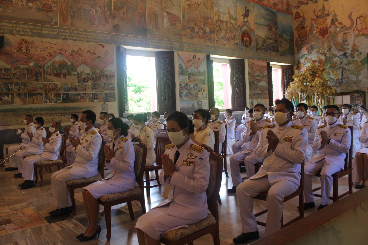 พัฒนาการจังหวัดหนองคาย ร่วมพิธีสรงน้ำพระราชทาน และห่มผ้าพระราชทานหลวงพ่อพระใส เนื่องในวันสงกรานต์ ประจำปี 2564 ณ วัดโพธิ์ชัย(พระอารามหลวง)     วันที่ 19 เมษายน 2564 เวลา 13.15 นาฬิกา ณ อุโบสถหลวงพ่อพระใส วัดโพธิ์ชัย(พระอารามหลวง)อำเภอเมือง จังหวัดหนองคาย นายประเสริฐ ลือชาธนานนท์ ผู้ว่าราชการจังหวัดหนองคาย เป็นประธานพิธีสรงน้ำพระราชทาน และห่มผ้าพระราชทานหลวงพ่อพระใส เนื่องในวันสงกรานต์ ประจำปี 2564 โดยมี รองผวจ.และหัวหน้าส่วนฯทุกภาคส่วนเข้าร่วมพิธิฯซึ่งถือปฏิบัติสืบทอดกันมาเป็นเวลาช้านานมาแล้ว โอกาสนี้ นายไพโรจน์ โสภาพร พัฒนาการจังหวัดได้เข้าร่วมพิธีฯ และกราบสักการะองค์หลวงพ่อพระใส ไปพร้อมกับหัวหน้าส่วนราชการของจังหวัดฯในครั้งด้วย   สำหรับ พิธีสรงน้ำพระราชทาน และห่มผ้าพระราชทานหลวงพ่อพระใส เนื่องในวันสงกรานต์ในครั้งนี้ สมเด็จพระกนิษฐาธิราชเจ้า กรมสมเด็จพระเทพรัตน ราชสุดาฯ สยามบรมราชกุมารี ได้พระราชทานให้กับผู้ว่าราชการจังหวัดหนองคายเป็นผู้รับไปปฏิบัติ ด้วยความปลื้มปิติยินดีของชาวจังหวัดหนองคาย