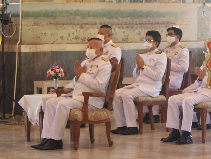 พัฒนาการจังหวัดหนองคาย ร่วมพิธีสรงน้ำพระราชทาน และห่มผ้าพระราชทานหลวงพ่อพระใส เนื่องในวันสงกรานต์ ประจำปี 2564 ณ วัดโพธิ์ชัย(พระอารามหลวง)     วันที่ 19 เมษายน 2564 เวลา 13.15 นาฬิกา ณ อุโบสถหลวงพ่อพระใส วัดโพธิ์ชัย(พระอารามหลวง)อำเภอเมือง จังหวัดหนองคาย นายประเสริฐ ลือชาธนานนท์ ผู้ว่าราชการจังหวัดหนองคาย เป็นประธานพิธีสรงน้ำพระราชทาน และห่มผ้าพระราชทานหลวงพ่อพระใส เนื่องในวันสงกรานต์ ประจำปี 2564 โดยมี รองผวจ.และหัวหน้าส่วนฯทุกภาคส่วนเข้าร่วมพิธิฯซึ่งถือปฏิบัติสืบทอดกันมาเป็นเวลาช้านานมาแล้ว โอกาสนี้ นายไพโรจน์ โสภาพร พัฒนาการจังหวัดได้เข้าร่วมพิธีฯ และกราบสักการะองค์หลวงพ่อพระใส ไปพร้อมกับหัวหน้าส่วนราชการของจังหวัดฯในครั้งด้วย   สำหรับ พิธีสรงน้ำพระราชทาน และห่มผ้าพระราชทานหลวงพ่อพระใส เนื่องในวันสงกรานต์ในครั้งนี้ สมเด็จพระกนิษฐาธิราชเจ้า กรมสมเด็จพระเทพรัตน ราชสุดาฯ สยามบรมราชกุมารี ได้พระราชทานให้กับผู้ว่าราชการจังหวัดหนองคายเป็นผู้รับไปปฏิบัติ ด้วยความปลื้มปิติยินดีของชาวจังหวัดหนองคาย