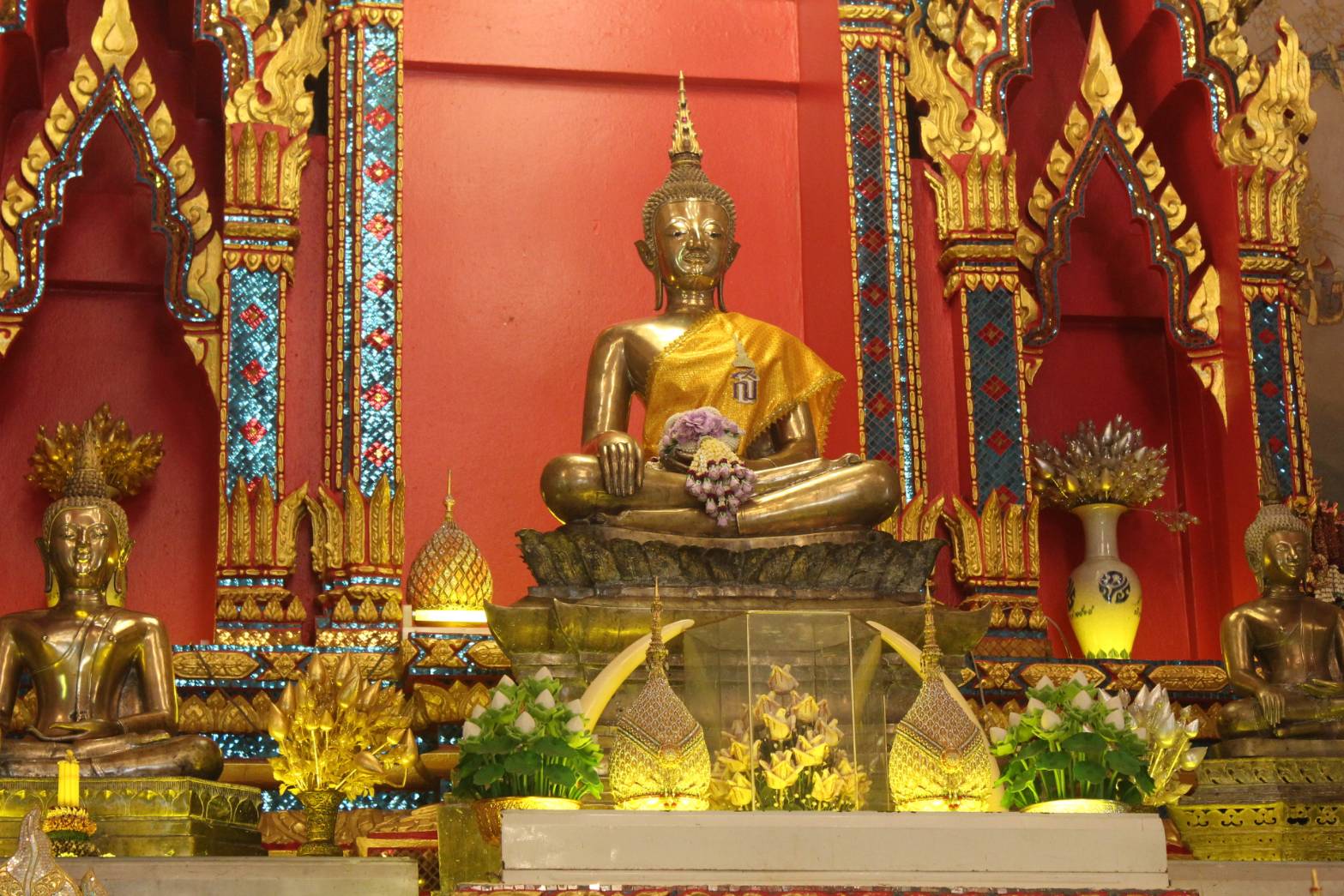 พัฒนาการจังหวัดหนองคาย ร่วมพิธีสรงน้ำพระราชทาน และห่มผ้าพระราชทานหลวงพ่อพระใส เนื่องในวันสงกรานต์ ประจำปี 2564 ณ วัดโพธิ์ชัย(พระอารามหลวง)     วันที่ 19 เมษายน 2564 เวลา 13.15 นาฬิกา ณ อุโบสถหลวงพ่อพระใส วัดโพธิ์ชัย(พระอารามหลวง)อำเภอเมือง จังหวัดหนองคาย นายประเสริฐ ลือชาธนานนท์ ผู้ว่าราชการจังหวัดหนองคาย เป็นประธานพิธีสรงน้ำพระราชทาน และห่มผ้าพระราชทานหลวงพ่อพระใส เนื่องในวันสงกรานต์ ประจำปี 2564 โดยมี รองผวจ.และหัวหน้าส่วนฯทุกภาคส่วนเข้าร่วมพิธิฯซึ่งถือปฏิบัติสืบทอดกันมาเป็นเวลาช้านานมาแล้ว โอกาสนี้ นายไพโรจน์ โสภาพร พัฒนาการจังหวัดได้เข้าร่วมพิธีฯ และกราบสักการะองค์หลวงพ่อพระใส ไปพร้อมกับหัวหน้าส่วนราชการของจังหวัดฯในครั้งด้วย   สำหรับ พิธีสรงน้ำพระราชทาน และห่มผ้าพระราชทานหลวงพ่อพระใส เนื่องในวันสงกรานต์ในครั้งนี้ สมเด็จพระกนิษฐาธิราชเจ้า กรมสมเด็จพระเทพรัตน ราชสุดาฯ สยามบรมราชกุมารี ได้พระราชทานให้กับผู้ว่าราชการจังหวัดหนองคายเป็นผู้รับไปปฏิบัติ ด้วยความปลื้มปิติยินดีของชาวจังหวัดหนองคาย