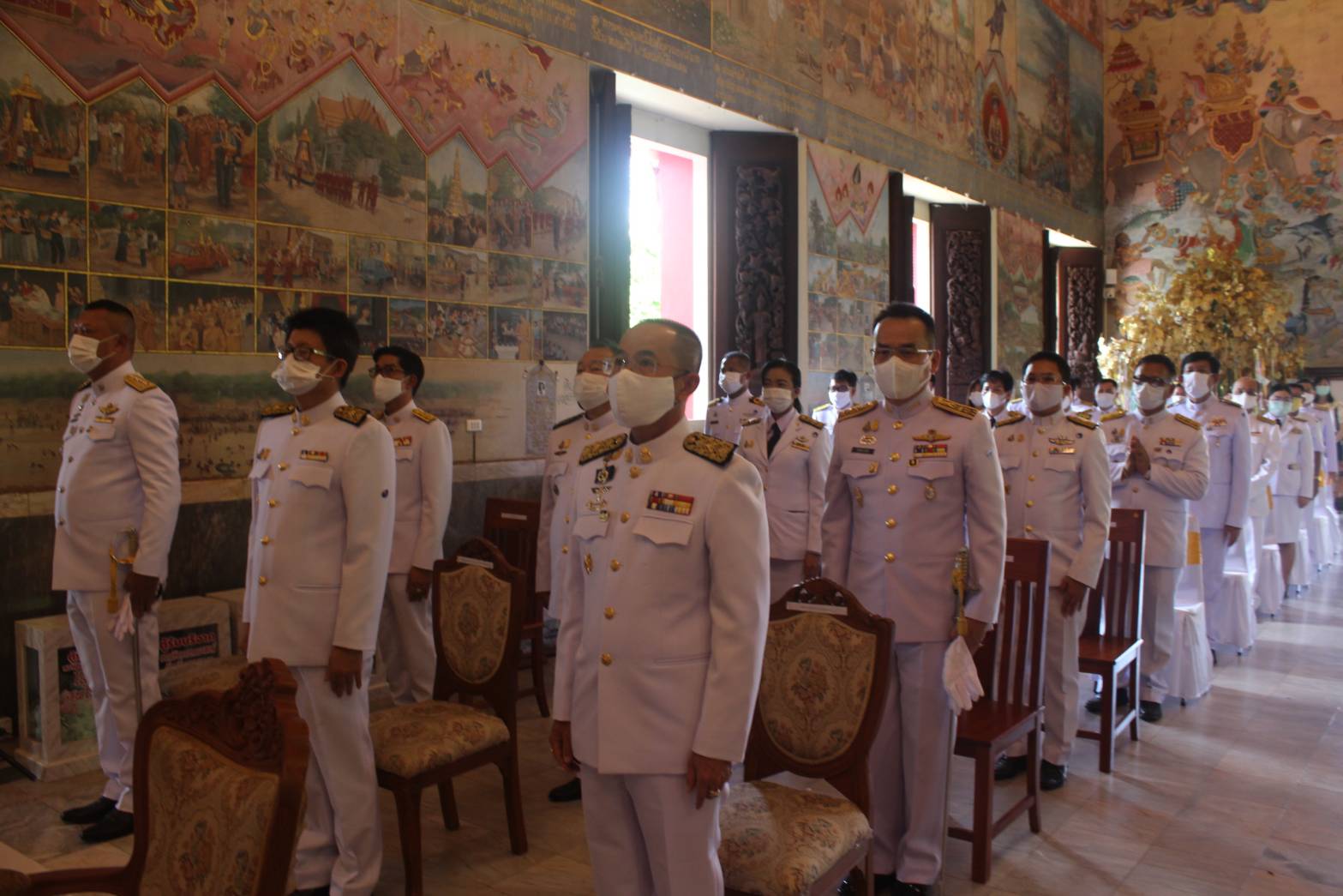 พัฒนาการจังหวัดหนองคาย ร่วมพิธีสรงน้ำพระราชทาน และห่มผ้าพระราชทานหลวงพ่อพระใส เนื่องในวันสงกรานต์ ประจำปี 2564 ณ วัดโพธิ์ชัย(พระอารามหลวง)     วันที่ 19 เมษายน 2564 เวลา 13.15 นาฬิกา ณ อุโบสถหลวงพ่อพระใส วัดโพธิ์ชัย(พระอารามหลวง)อำเภอเมือง จังหวัดหนองคาย นายประเสริฐ ลือชาธนานนท์ ผู้ว่าราชการจังหวัดหนองคาย เป็นประธานพิธีสรงน้ำพระราชทาน และห่มผ้าพระราชทานหลวงพ่อพระใส เนื่องในวันสงกรานต์ ประจำปี 2564 โดยมี รองผวจ.และหัวหน้าส่วนฯทุกภาคส่วนเข้าร่วมพิธิฯซึ่งถือปฏิบัติสืบทอดกันมาเป็นเวลาช้านานมาแล้ว โอกาสนี้ นายไพโรจน์ โสภาพร พัฒนาการจังหวัดได้เข้าร่วมพิธีฯ และกราบสักการะองค์หลวงพ่อพระใส ไปพร้อมกับหัวหน้าส่วนราชการของจังหวัดฯในครั้งด้วย   สำหรับ พิธีสรงน้ำพระราชทาน และห่มผ้าพระราชทานหลวงพ่อพระใส เนื่องในวันสงกรานต์ในครั้งนี้ สมเด็จพระกนิษฐาธิราชเจ้า กรมสมเด็จพระเทพรัตน ราชสุดาฯ สยามบรมราชกุมารี ได้พระราชทานให้กับผู้ว่าราชการจังหวัดหนองคายเป็นผู้รับไปปฏิบัติ ด้วยความปลื้มปิติยินดีของชาวจังหวัดหนองคาย