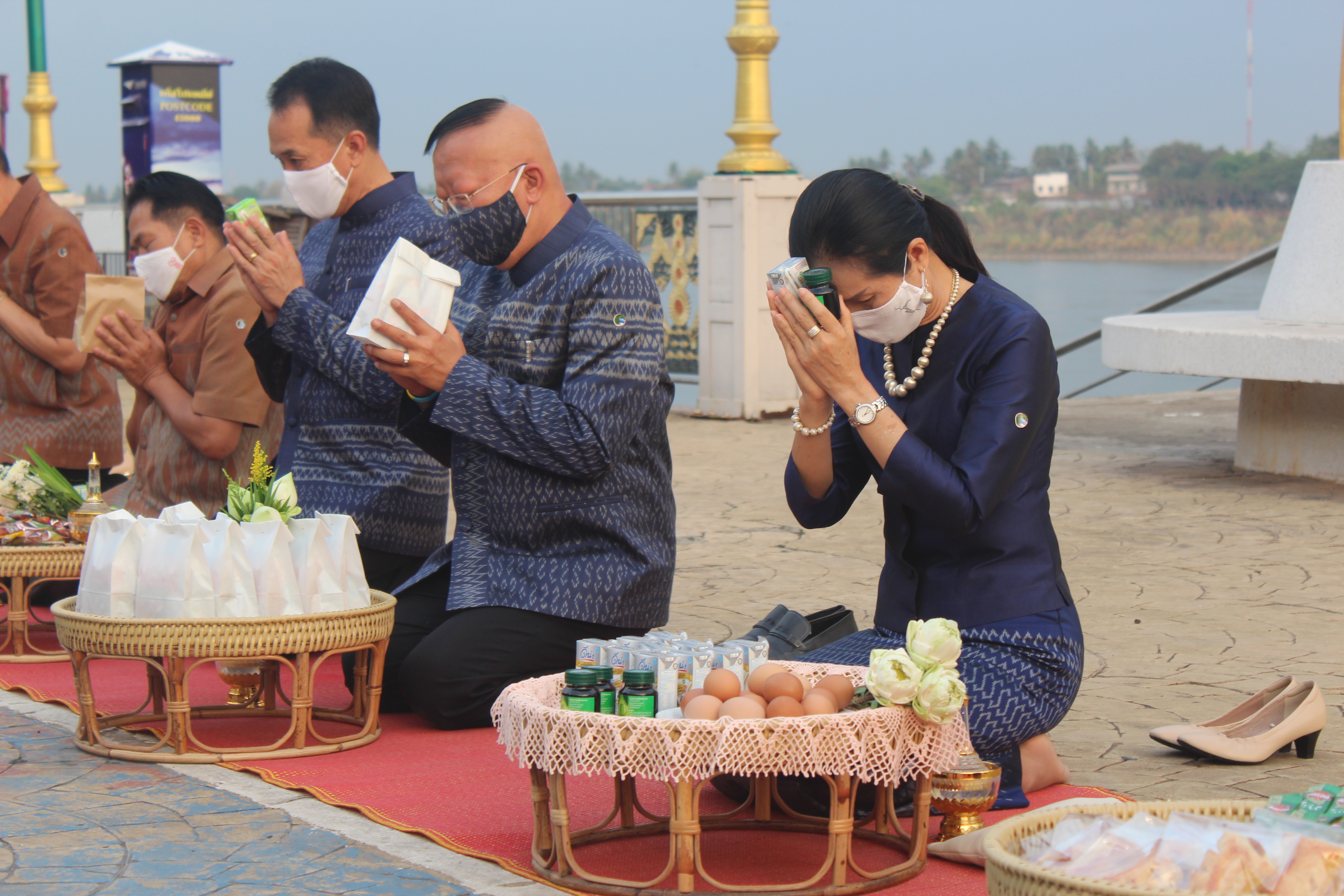 จังหวัดหนองคายจัดกิจกรรม”นุ่งผ้าหนองคาย ใส่บาตรริมโขง”โดยมีนายประเสริฐ ลือชาธนานนท์ ผู้ว่าราชการจังหวัดหนองคาย เป็นประธาน