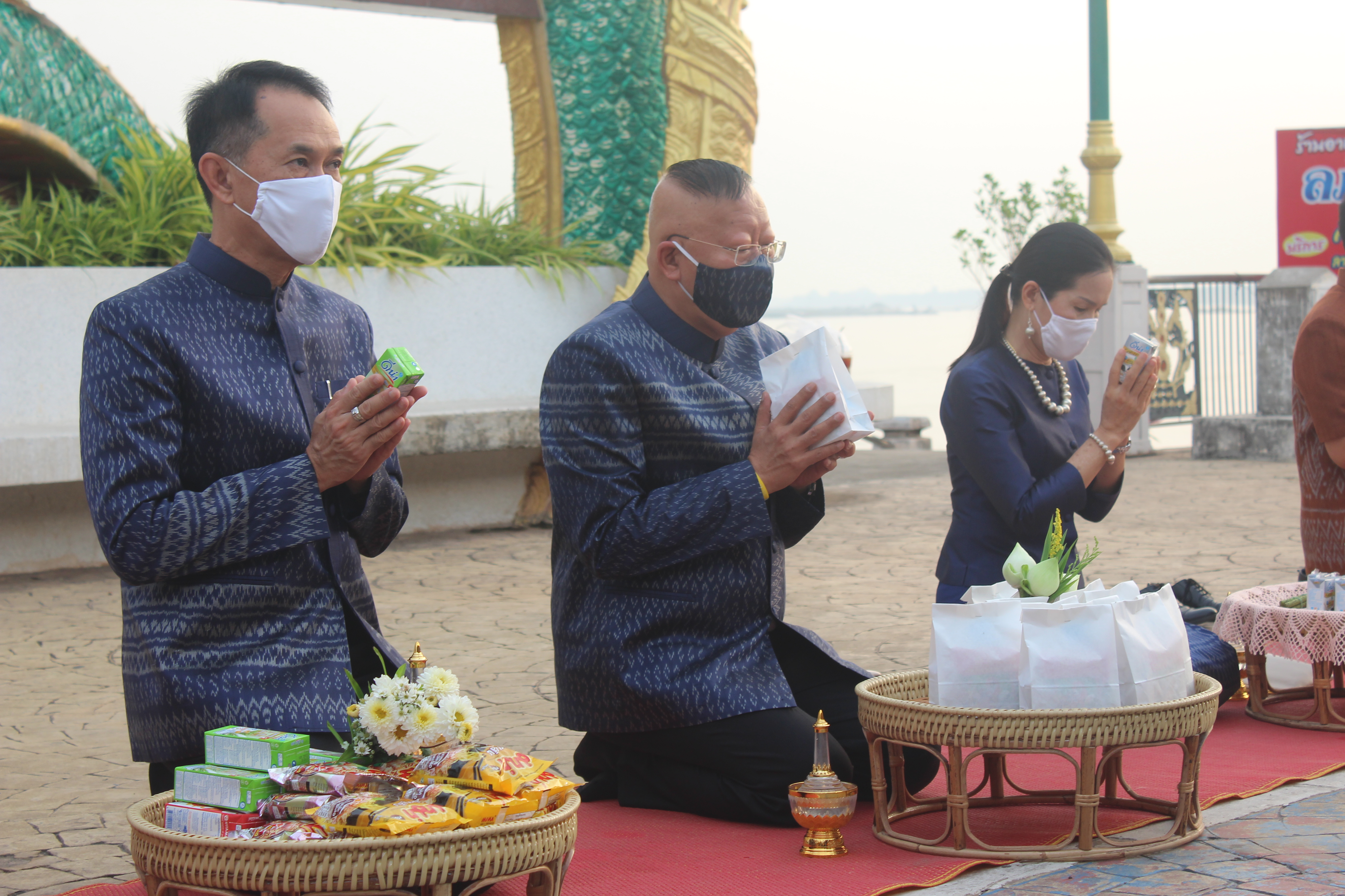 จังหวัดหนองคายจัดกิจกรรม”นุ่งผ้าหนองคาย ใส่บาตรริมโขง”โดยมีนายประเสริฐ ลือชาธนานนท์ ผู้ว่าราชการจังหวัดหนองคาย เป็นประธาน