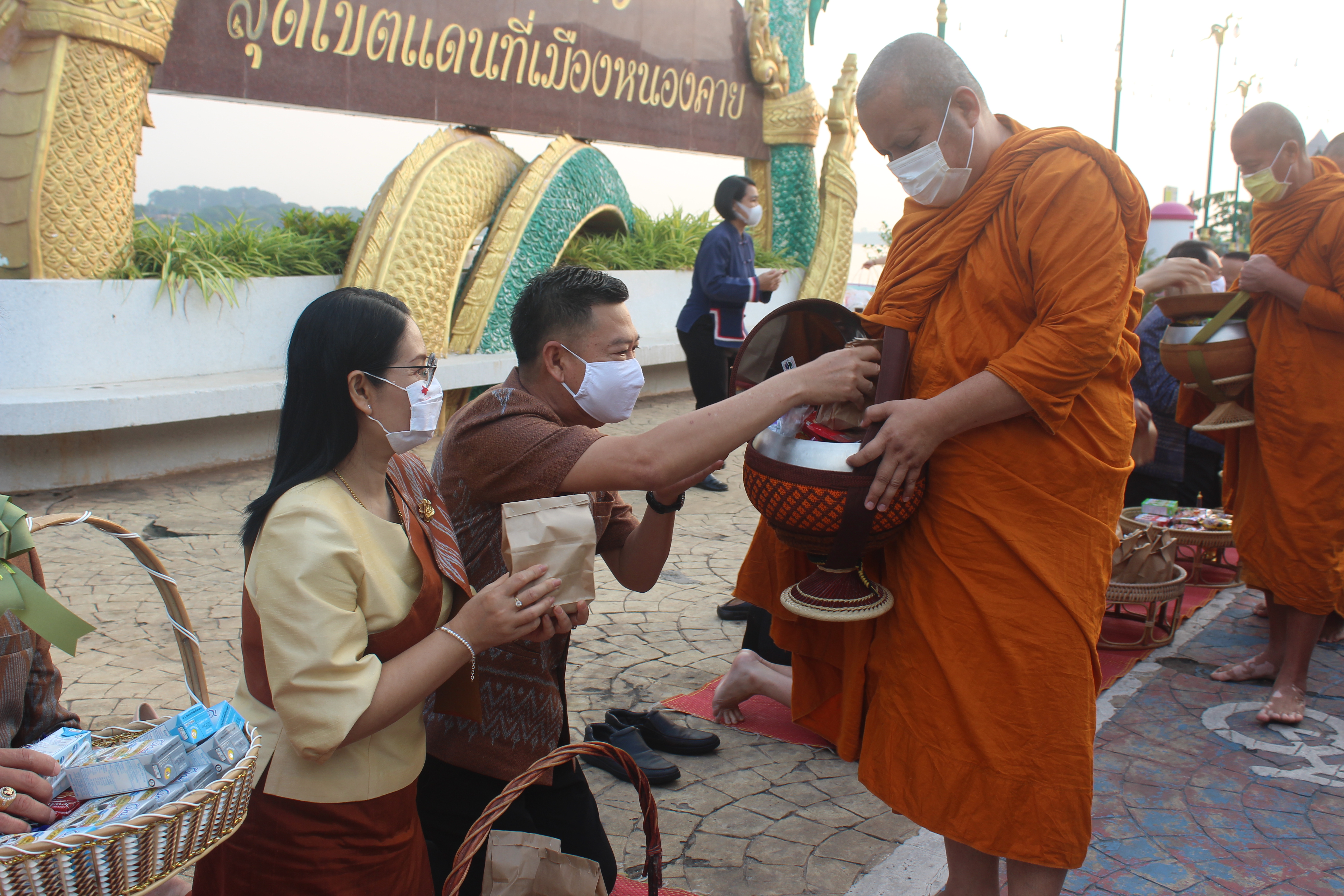 จังหวัดหนองคายจัดกิจกรรม”นุ่งผ้าหนองคาย ใส่บาตรริมโขง”โดยมีนายประเสริฐ ลือชาธนานนท์ ผู้ว่าราชการจังหวัดหนองคาย เป็นประธาน