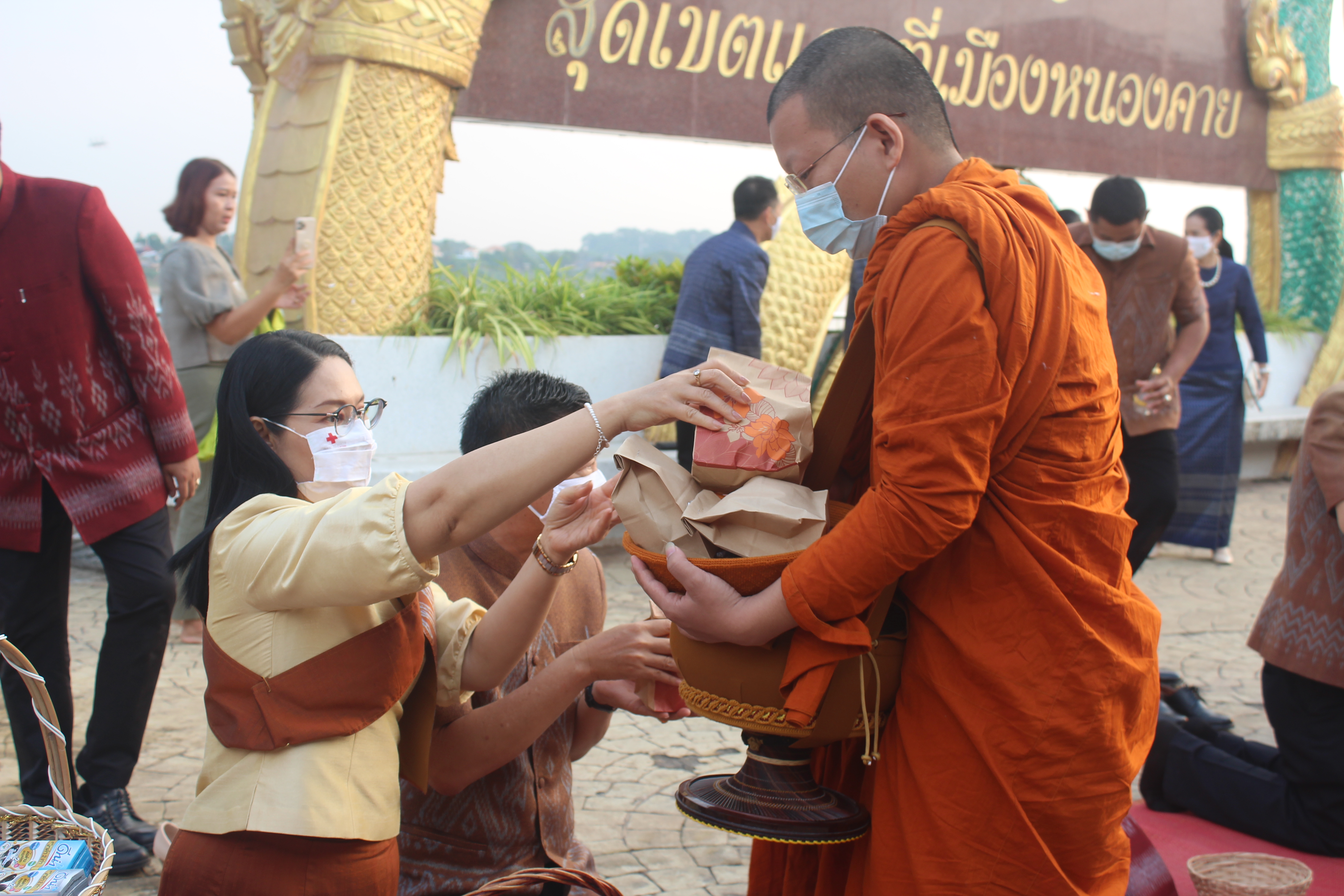 จังหวัดหนองคายจัดกิจกรรม”นุ่งผ้าหนองคาย ใส่บาตรริมโขง”โดยมีนายประเสริฐ ลือชาธนานนท์ ผู้ว่าราชการจังหวัดหนองคาย เป็นประธาน