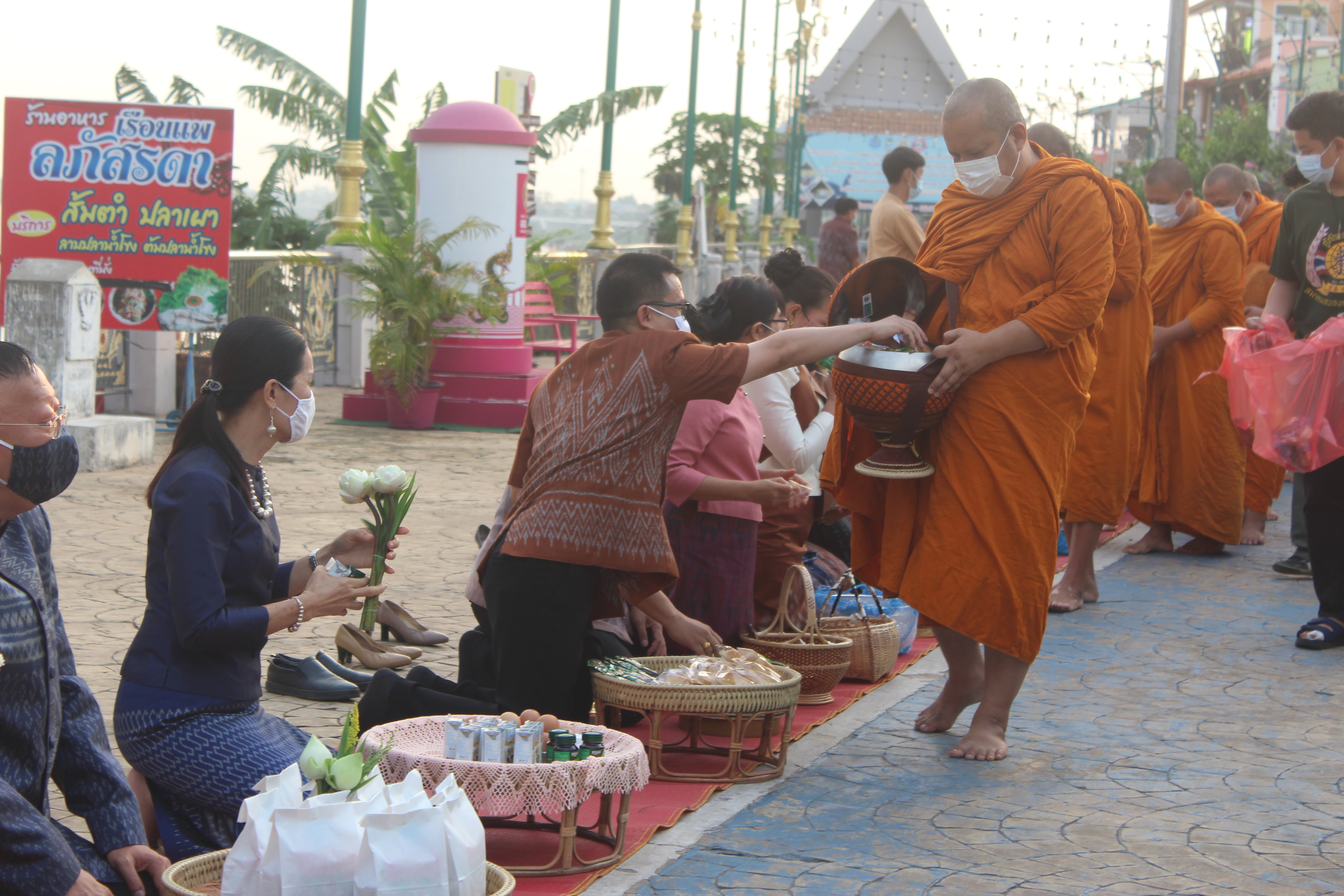 จังหวัดหนองคายจัดกิจกรรม”นุ่งผ้าหนองคาย ใส่บาตรริมโขง”โดยมีนายประเสริฐ ลือชาธนานนท์ ผู้ว่าราชการจังหวัดหนองคาย เป็นประธาน