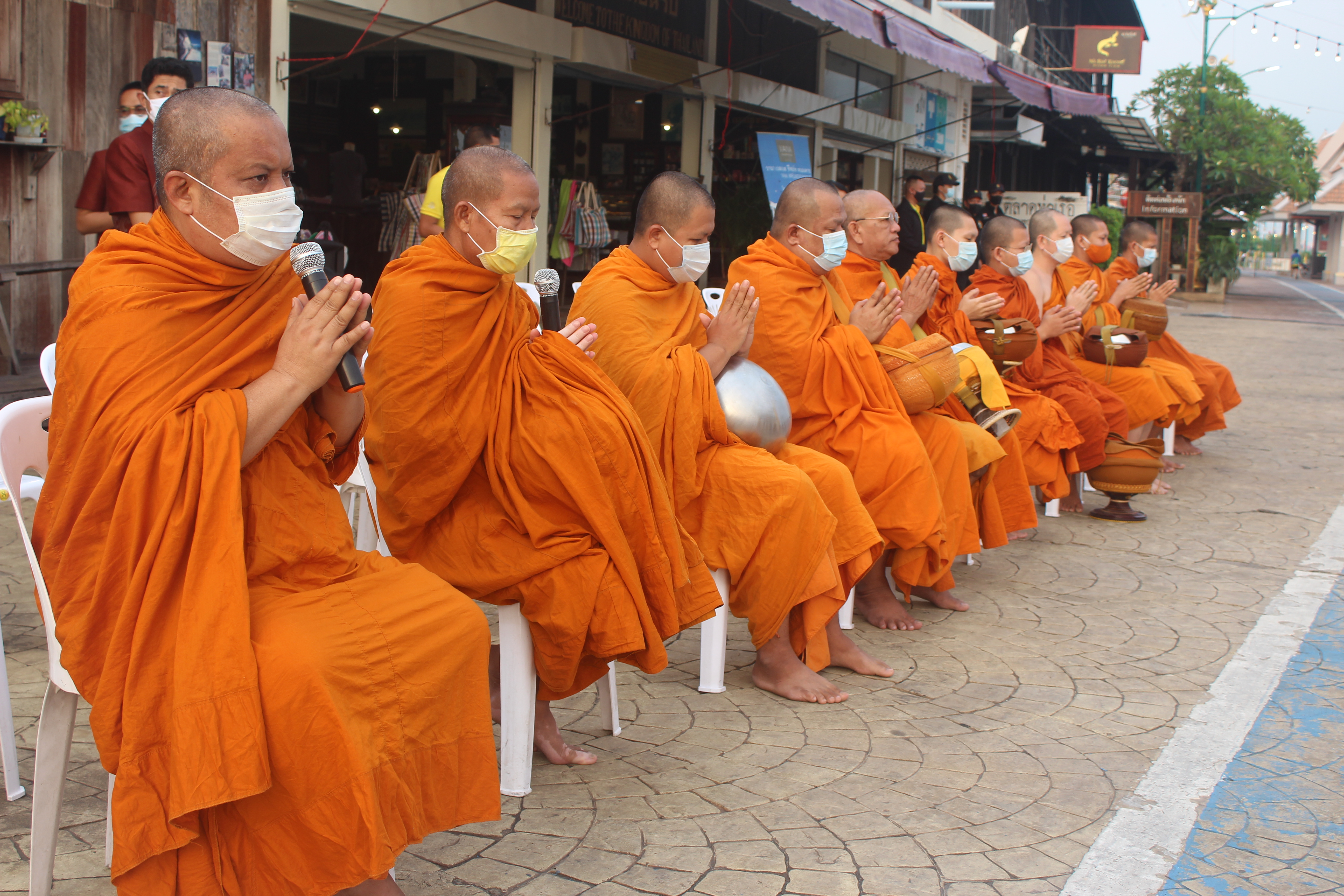 จังหวัดหนองคายจัดกิจกรรม”นุ่งผ้าหนองคาย ใส่บาตรริมโขง”โดยมีนายประเสริฐ ลือชาธนานนท์ ผู้ว่าราชการจังหวัดหนองคาย เป็นประธาน