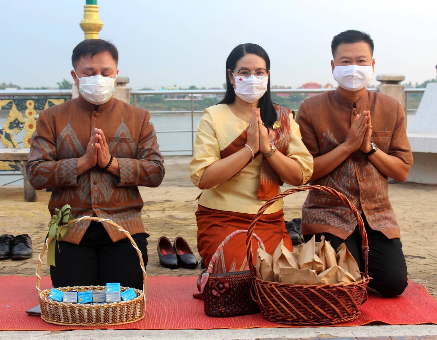 จังหวัดหนองคายจัดกิจกรรม”นุ่งผ้าหนองคาย ใส่บาตรริมโขง”โดยมีนายประเสริฐ ลือชาธนานนท์ ผู้ว่าราชการจังหวัดหนองคาย เป็นประธาน