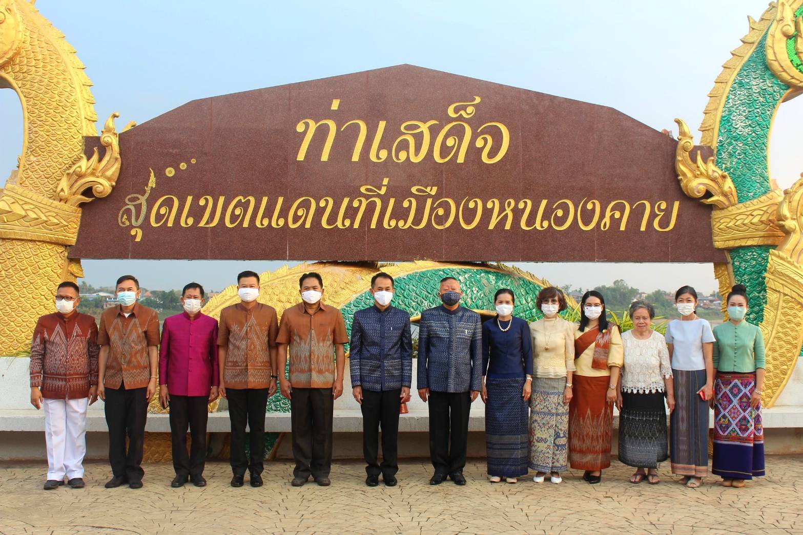 จังหวัดหนองคายจัดกิจกรรม”นุ่งผ้าหนองคาย ใส่บาตรริมโขง”โดยมีนายประเสริฐ ลือชาธนานนท์ ผู้ว่าราชการจังหวัดหนองคาย เป็นประธาน