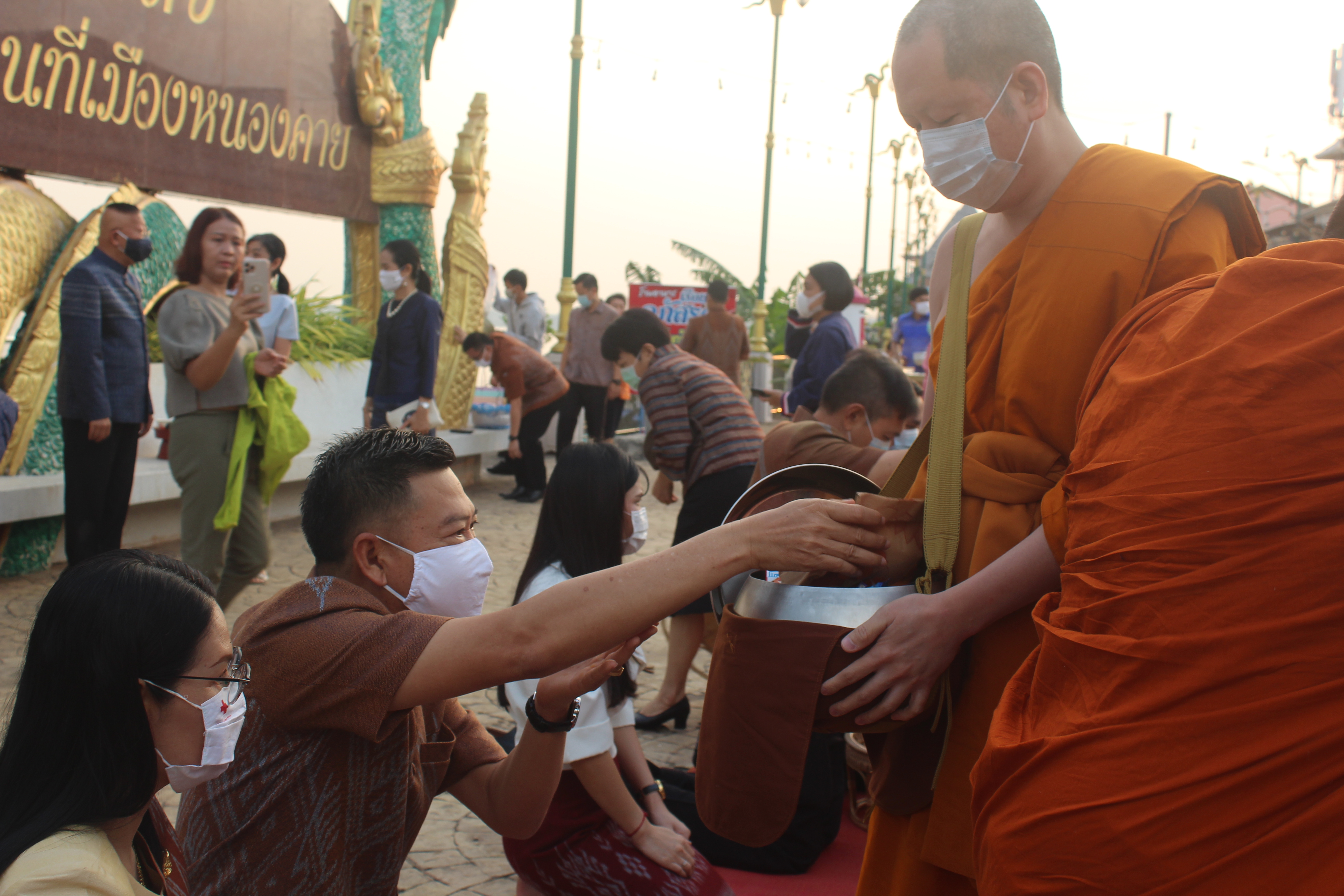 จังหวัดหนองคายจัดกิจกรรม”นุ่งผ้าหนองคาย ใส่บาตรริมโขง”โดยมีนายประเสริฐ ลือชาธนานนท์ ผู้ว่าราชการจังหวัดหนองคาย เป็นประธาน