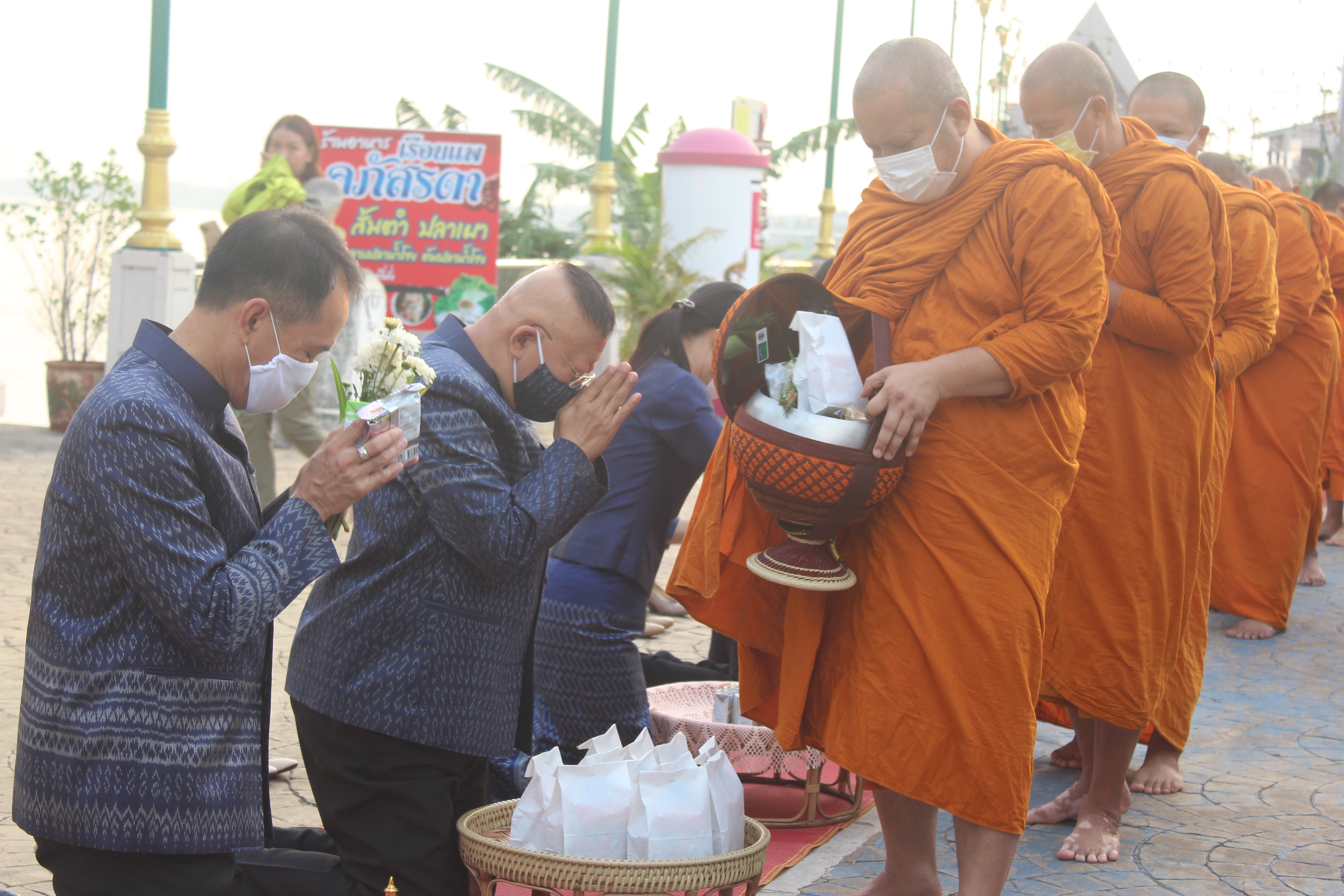 จังหวัดหนองคายจัดกิจกรรม”นุ่งผ้าหนองคาย ใส่บาตรริมโขง”โดยมีนายประเสริฐ ลือชาธนานนท์ ผู้ว่าราชการจังหวัดหนองคาย เป็นประธาน