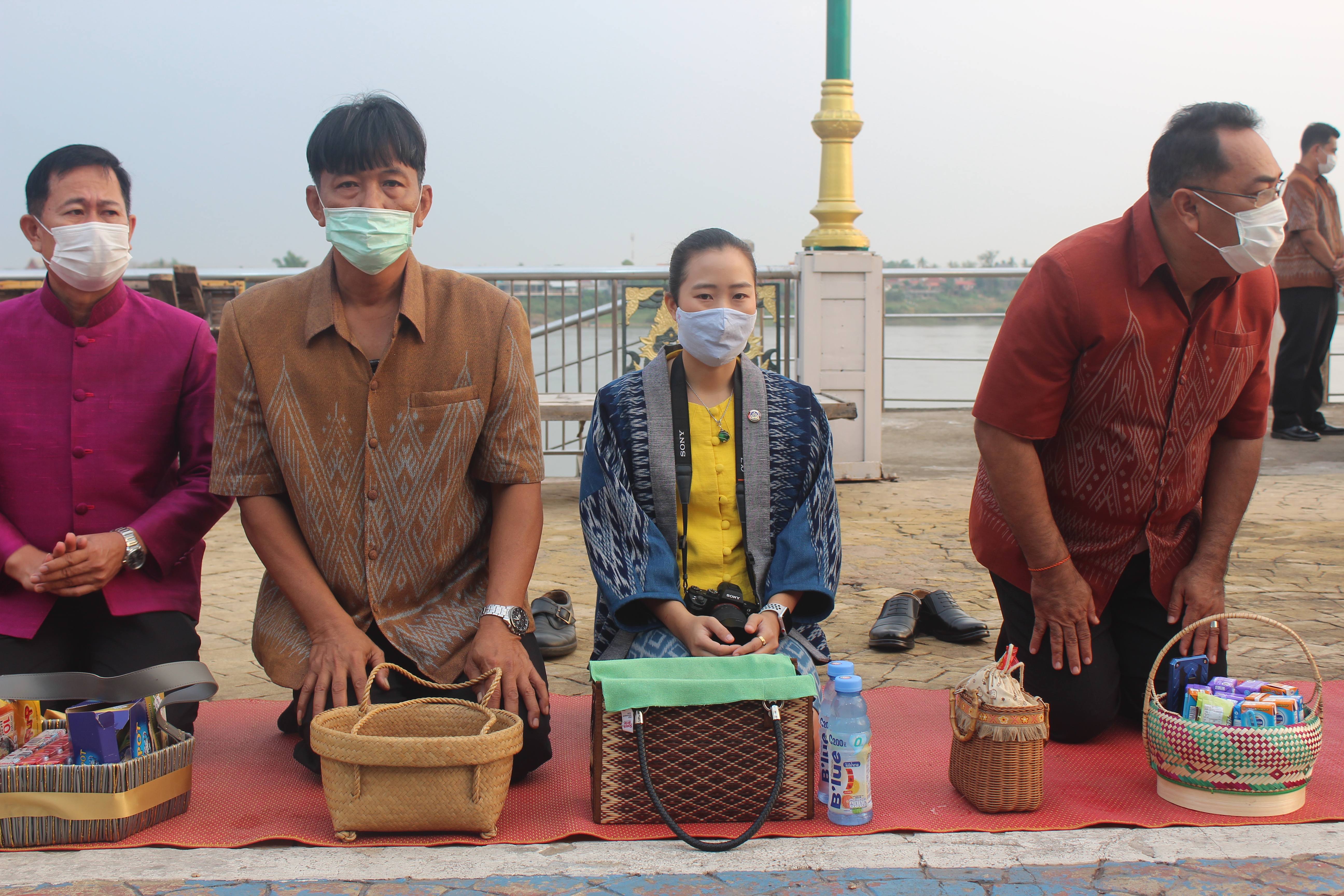 จังหวัดหนองคายจัดกิจกรรม”นุ่งผ้าหนองคาย ใส่บาตรริมโขง”โดยมีนายประเสริฐ ลือชาธนานนท์ ผู้ว่าราชการจังหวัดหนองคาย เป็นประธาน