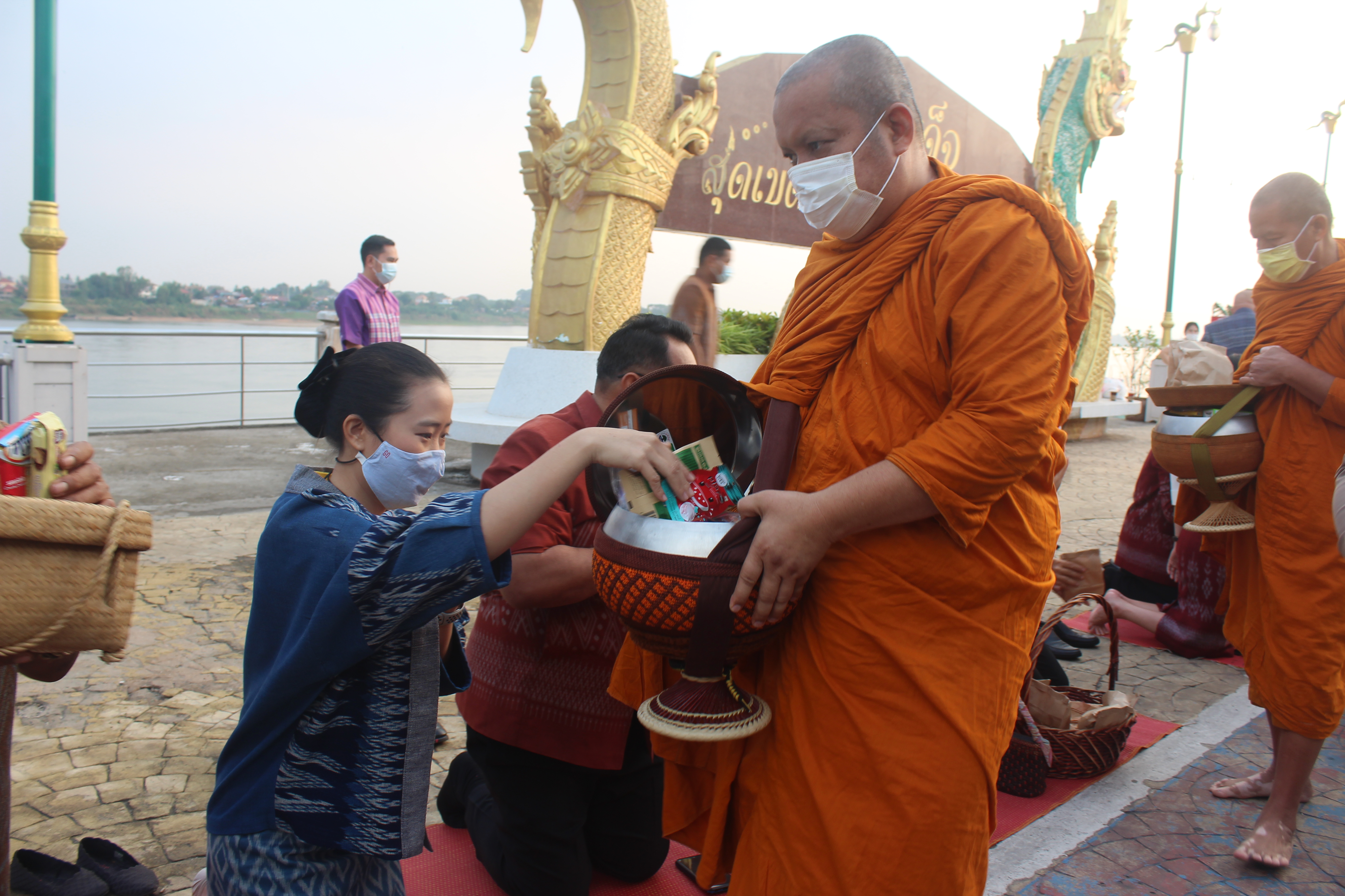 จังหวัดหนองคายจัดกิจกรรม”นุ่งผ้าหนองคาย ใส่บาตรริมโขง”โดยมีนายประเสริฐ ลือชาธนานนท์ ผู้ว่าราชการจังหวัดหนองคาย เป็นประธาน