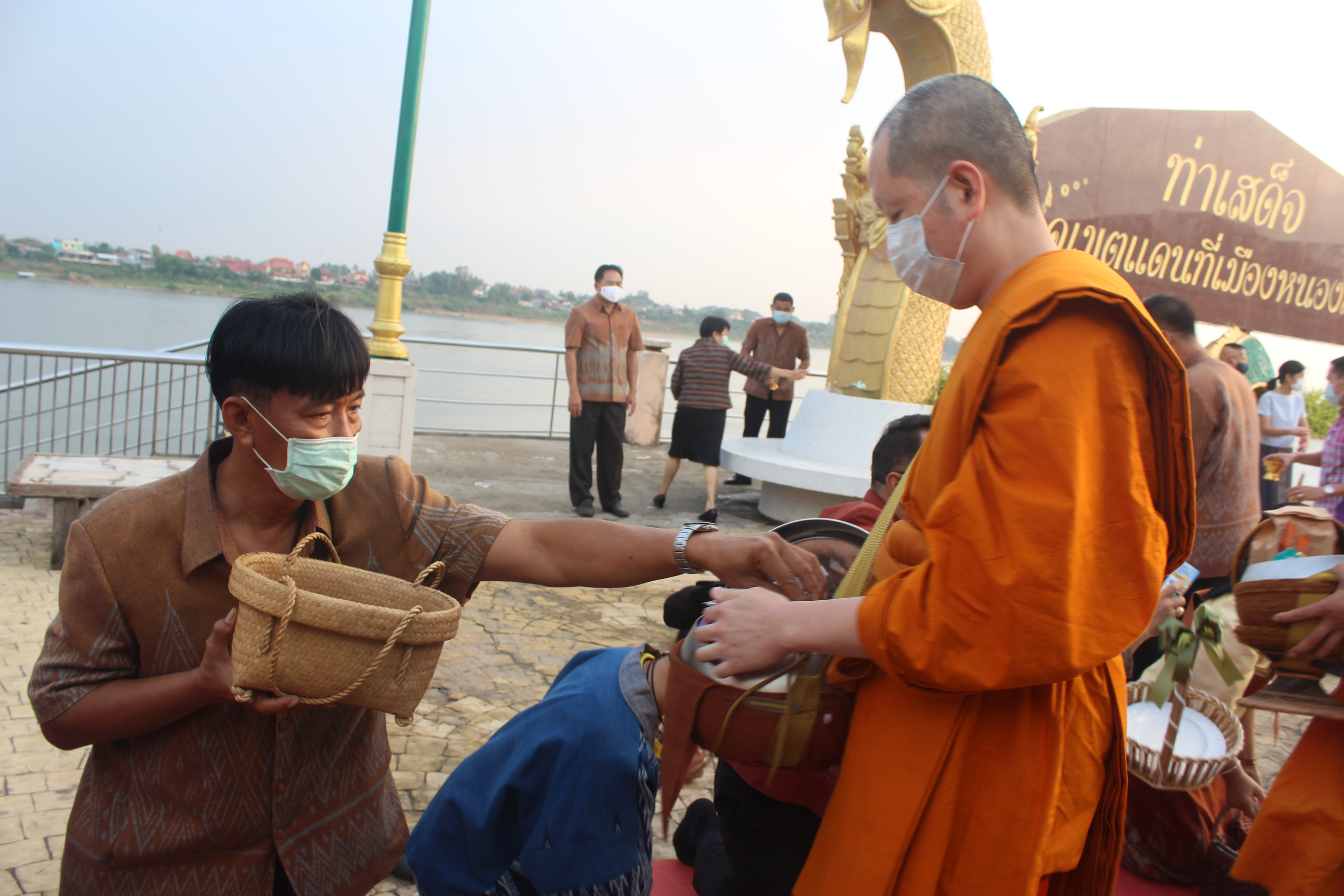 จังหวัดหนองคายจัดกิจกรรม”นุ่งผ้าหนองคาย ใส่บาตรริมโขง”โดยมีนายประเสริฐ ลือชาธนานนท์ ผู้ว่าราชการจังหวัดหนองคาย เป็นประธาน