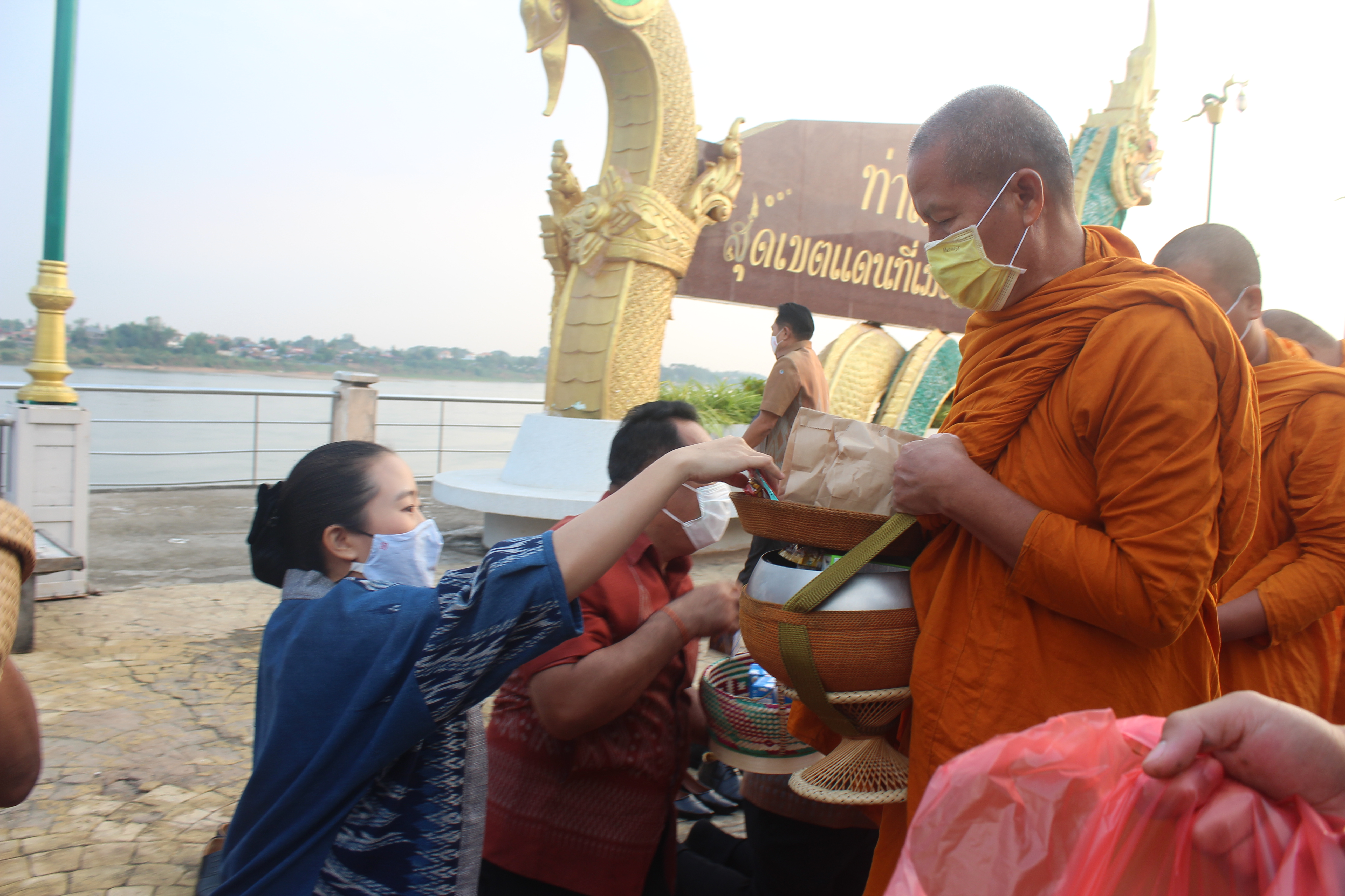 จังหวัดหนองคายจัดกิจกรรม”นุ่งผ้าหนองคาย ใส่บาตรริมโขง”โดยมีนายประเสริฐ ลือชาธนานนท์ ผู้ว่าราชการจังหวัดหนองคาย เป็นประธาน