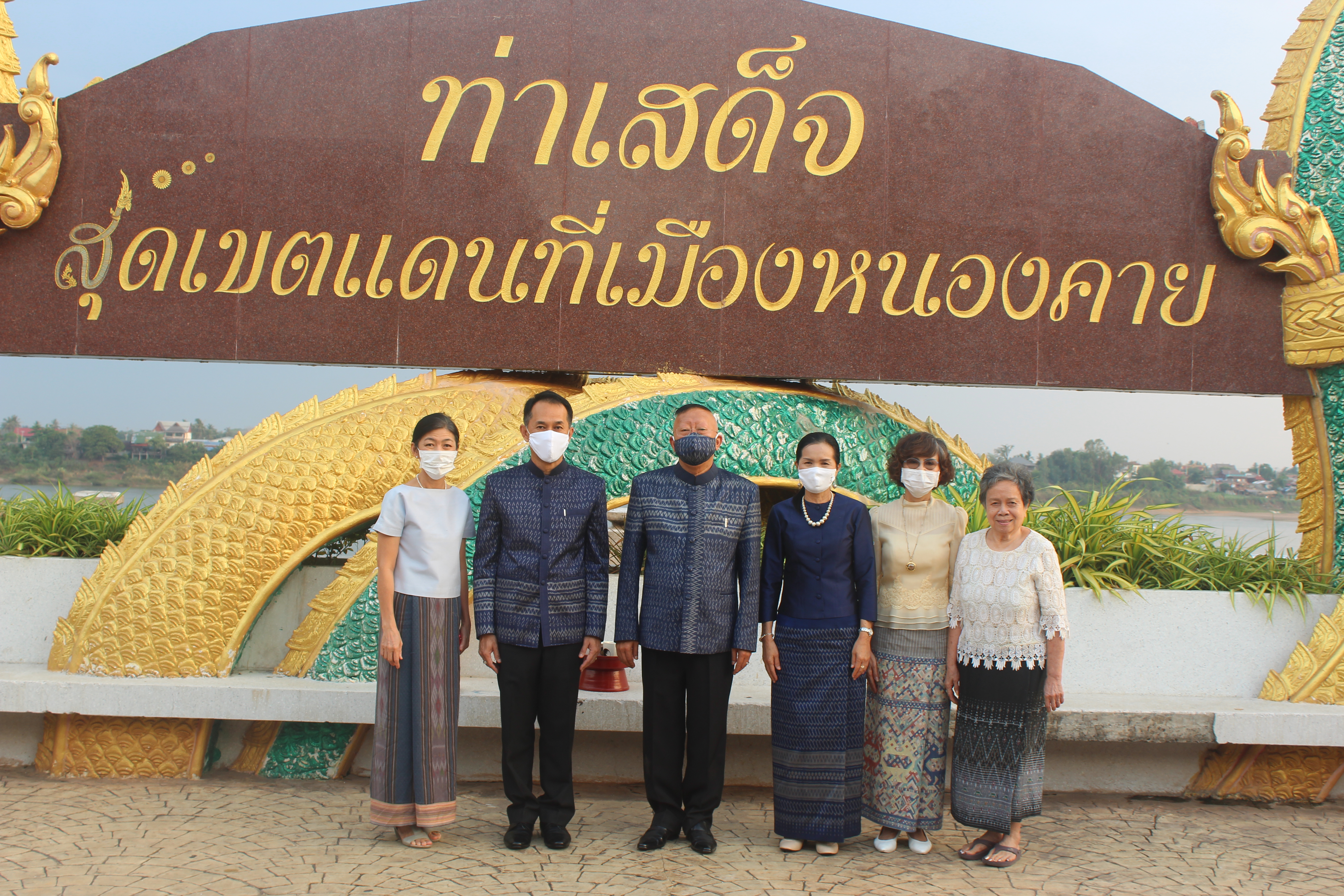 จังหวัดหนองคายจัดกิจกรรม”นุ่งผ้าหนองคาย ใส่บาตรริมโขง”โดยมีนายประเสริฐ ลือชาธนานนท์ ผู้ว่าราชการจังหวัดหนองคาย เป็นประธาน