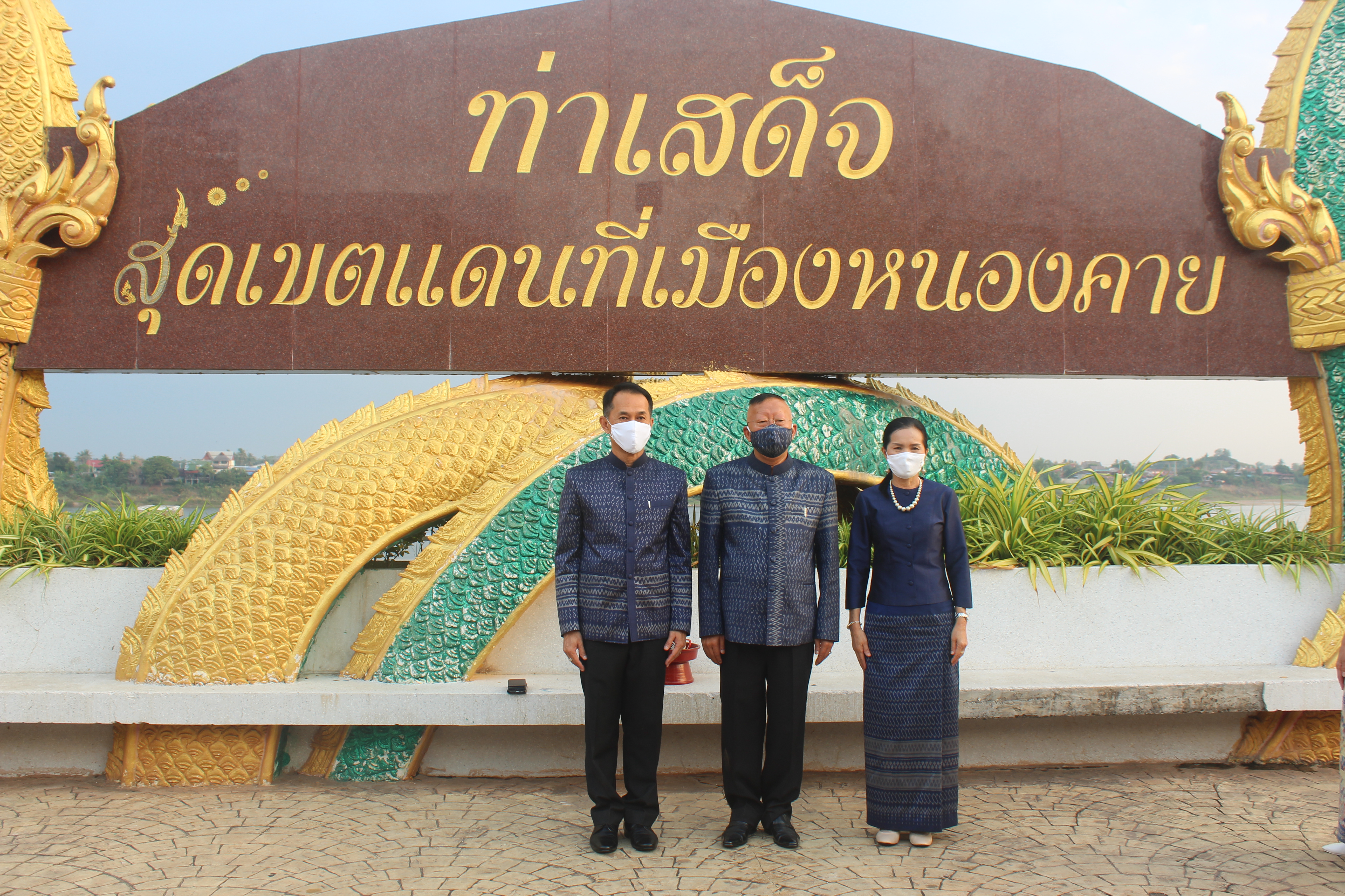 จังหวัดหนองคายจัดกิจกรรม”นุ่งผ้าหนองคาย ใส่บาตรริมโขง”โดยมีนายประเสริฐ ลือชาธนานนท์ ผู้ว่าราชการจังหวัดหนองคาย เป็นประธาน