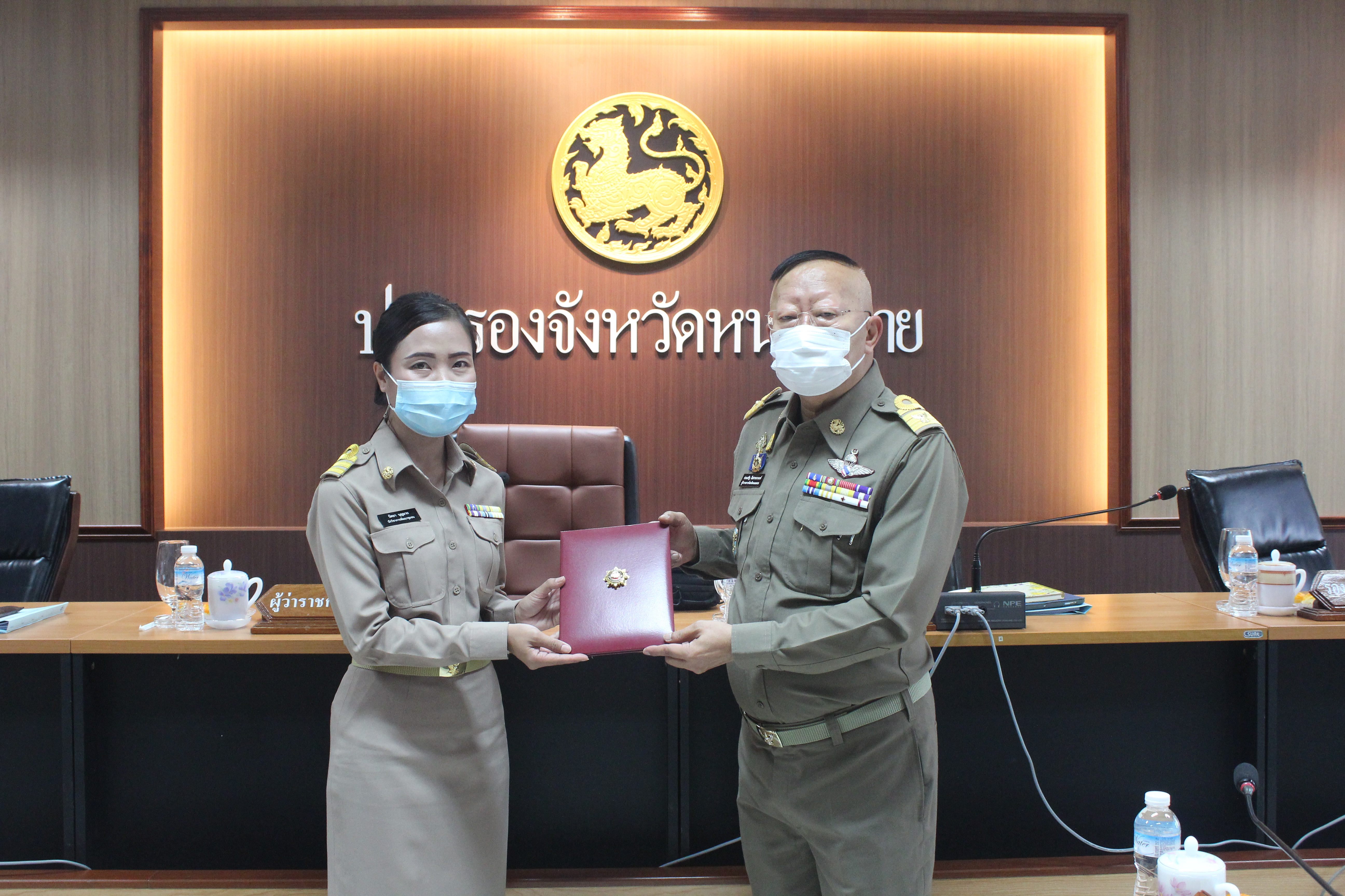 ผู้ว่าราชการจังหวัดหนองคายมอบวุฒิบัตรและเข็มวิทยฐานะแก่ผู้ผ่านการฝึกอบรมหลักสูตรพัฒนากรก่อนประจำการ รุ่นที่ 114 จำนวน 4 ราย