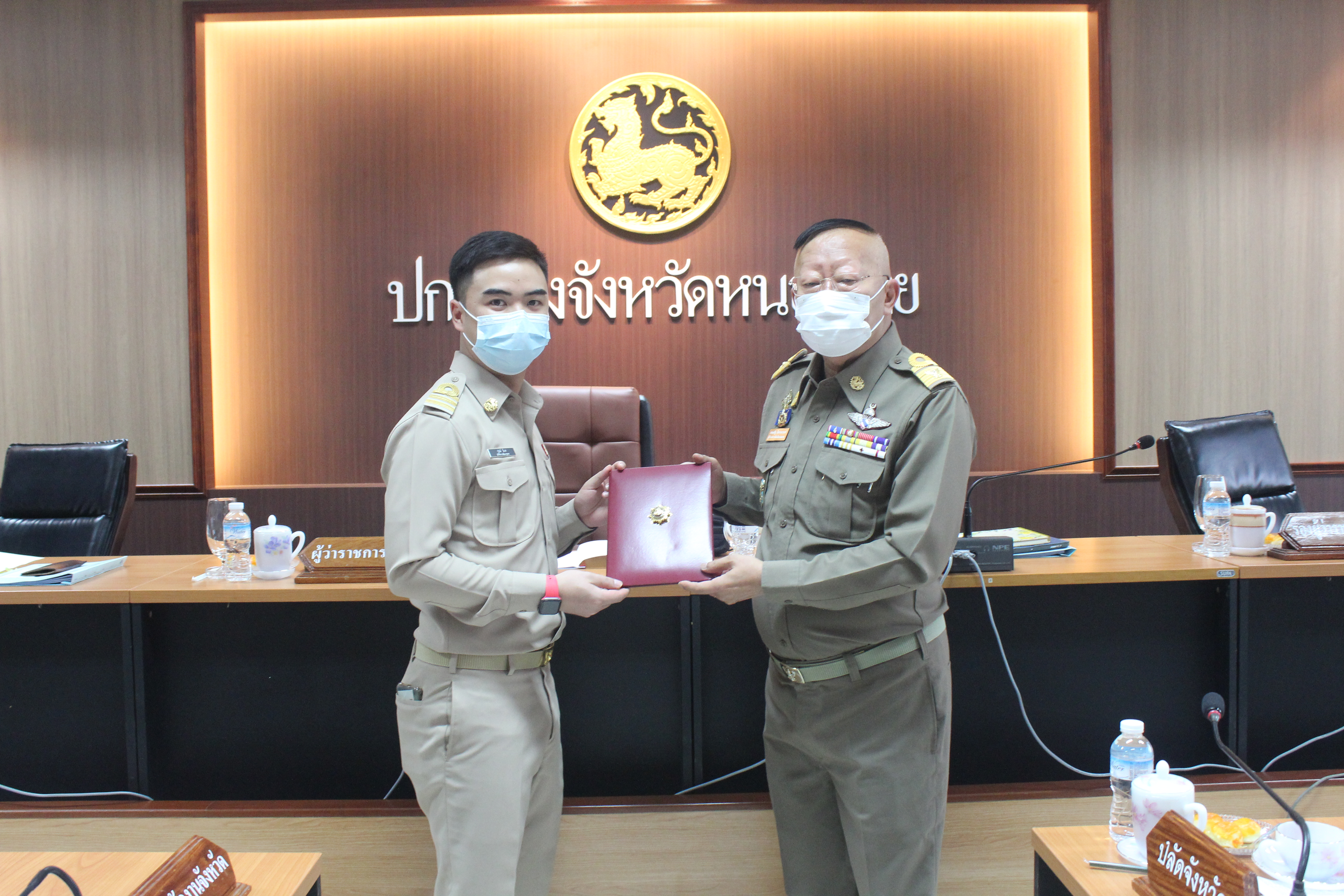 ผู้ว่าราชการจังหวัดหนองคายมอบวุฒิบัตรและเข็มวิทยฐานะแก่ผู้ผ่านการฝึกอบรมหลักสูตรพัฒนากรก่อนประจำการ รุ่นที่ 114 จำนวน 4 ราย